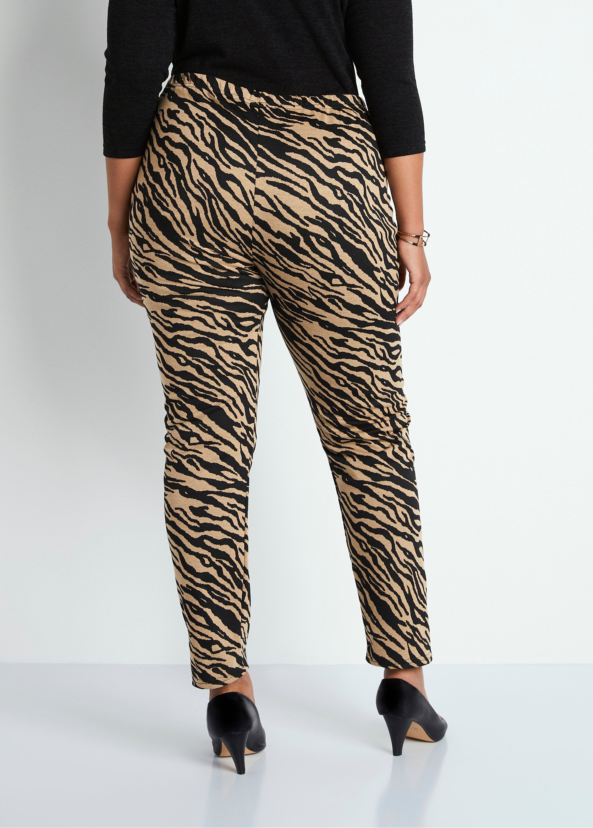 Legging_em_malha_jacquard_com_elástico_na_cintura_Camelo_zebra_DO1_curvy