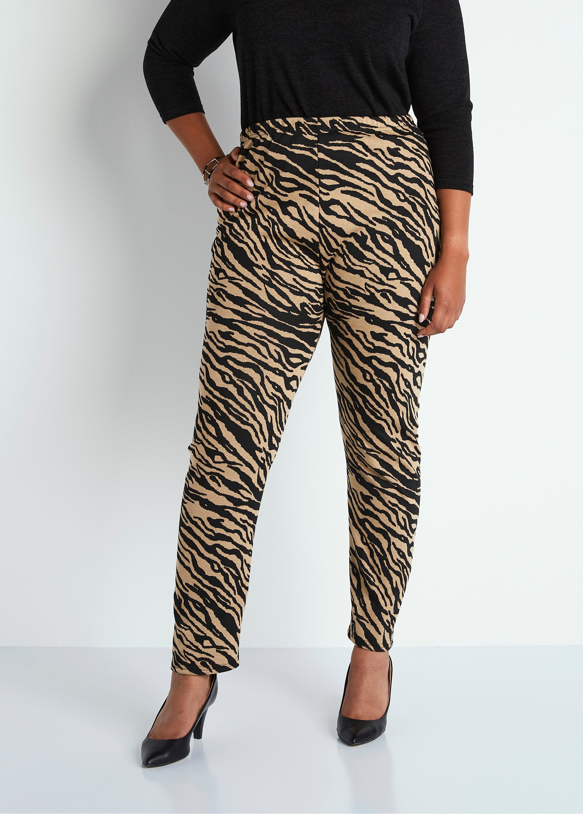 Legging_em_malha_jacquard_com_elástico_na_cintura_Camelo_zebra_FA1_curvy