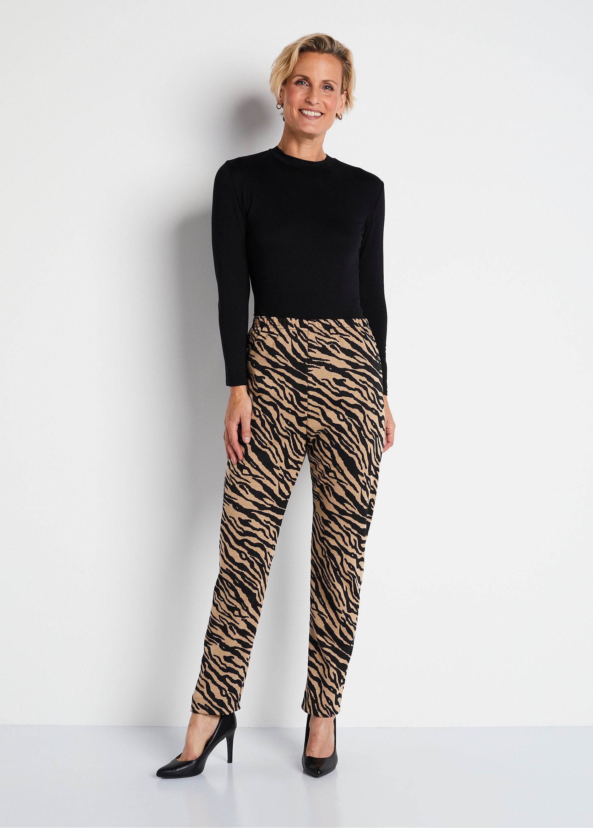 Legging_em_malha_jacquard_com_elástico_na_cintura_Camelo_zebra_SF1_slim
