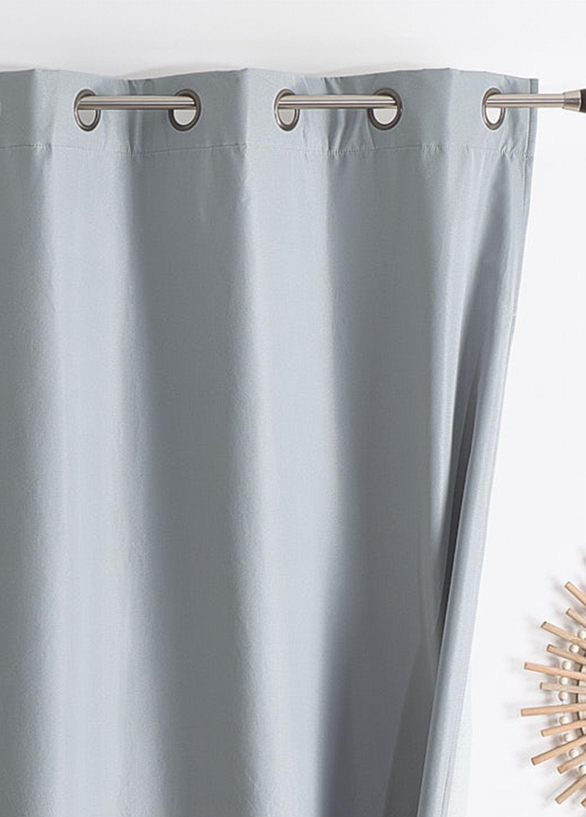 Cortina_muito_blackout_e_isolante,_com_ilhós_Gris_DE2_slim