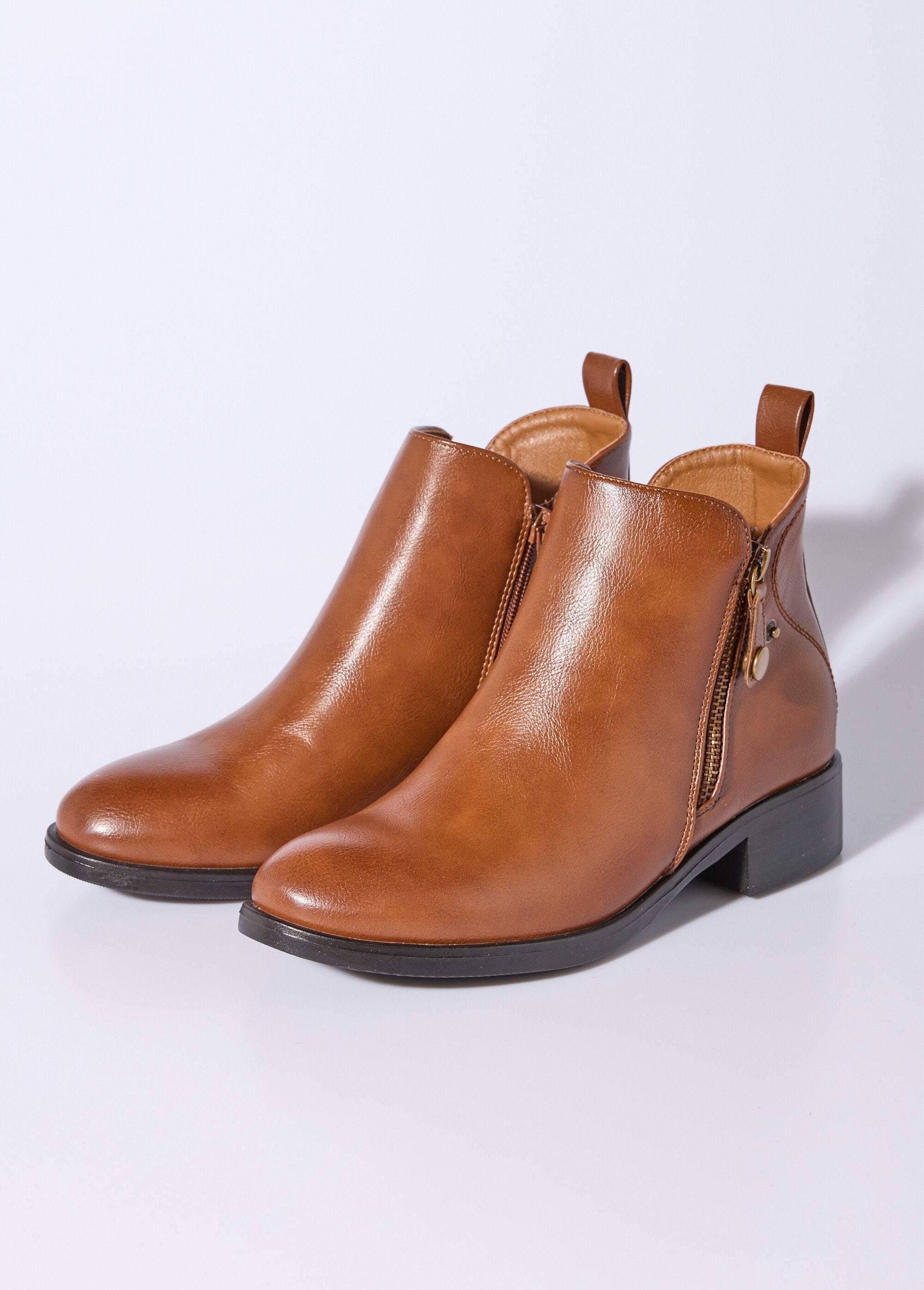 Botas_baixas_com_salto_largo_e_fecho_decorativo_Camel_DE1_slim