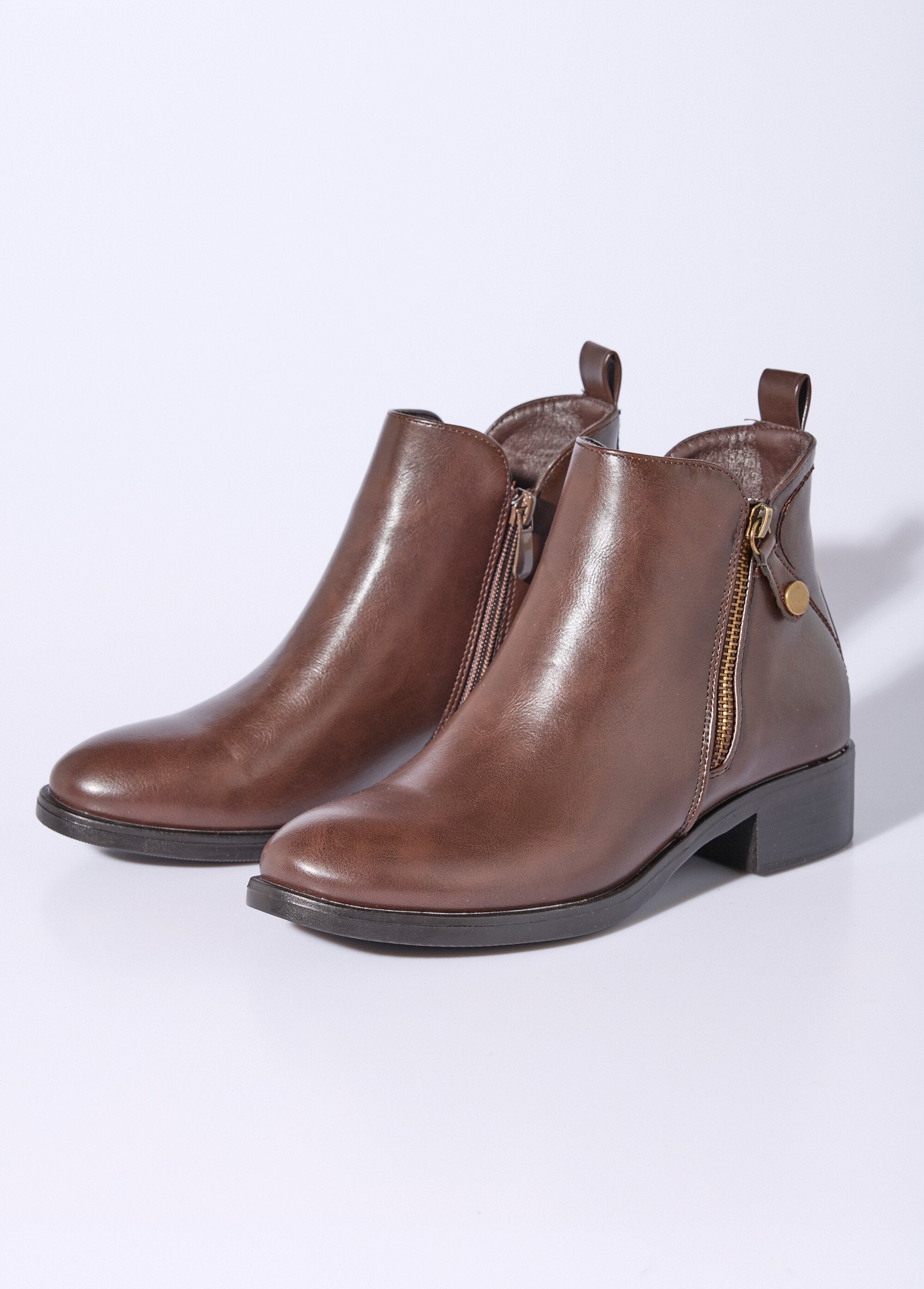 Botas_baixas_com_salto_largo_e_fecho_decorativo_Marron_DE1_slim