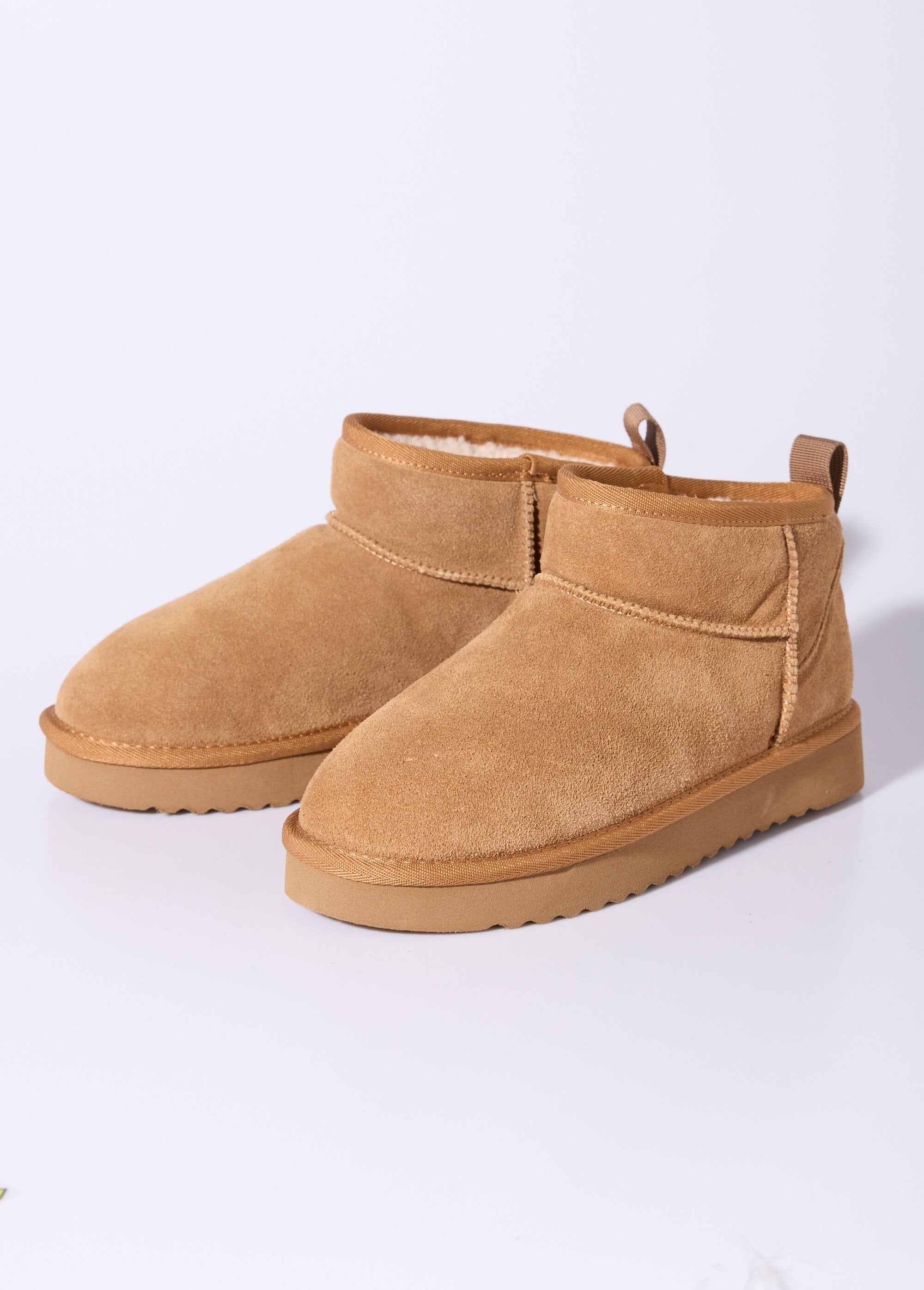 Botas_baixas_com_enchimento_e_sola_de_cunha_Camel_DE1_slim