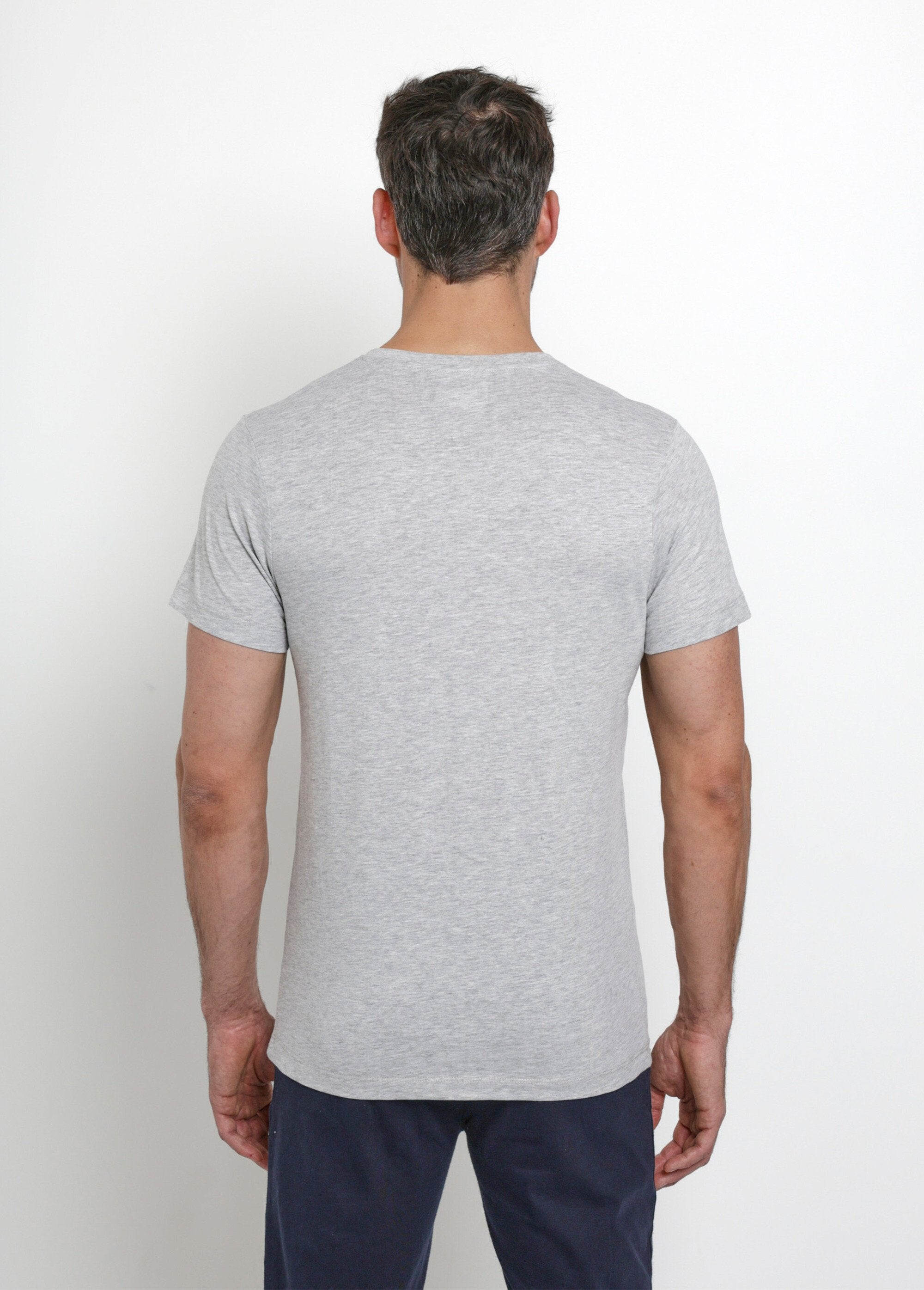 Camiseta_escura_de_manga_curta_com_decote_em_V_Gris_DO1_slim