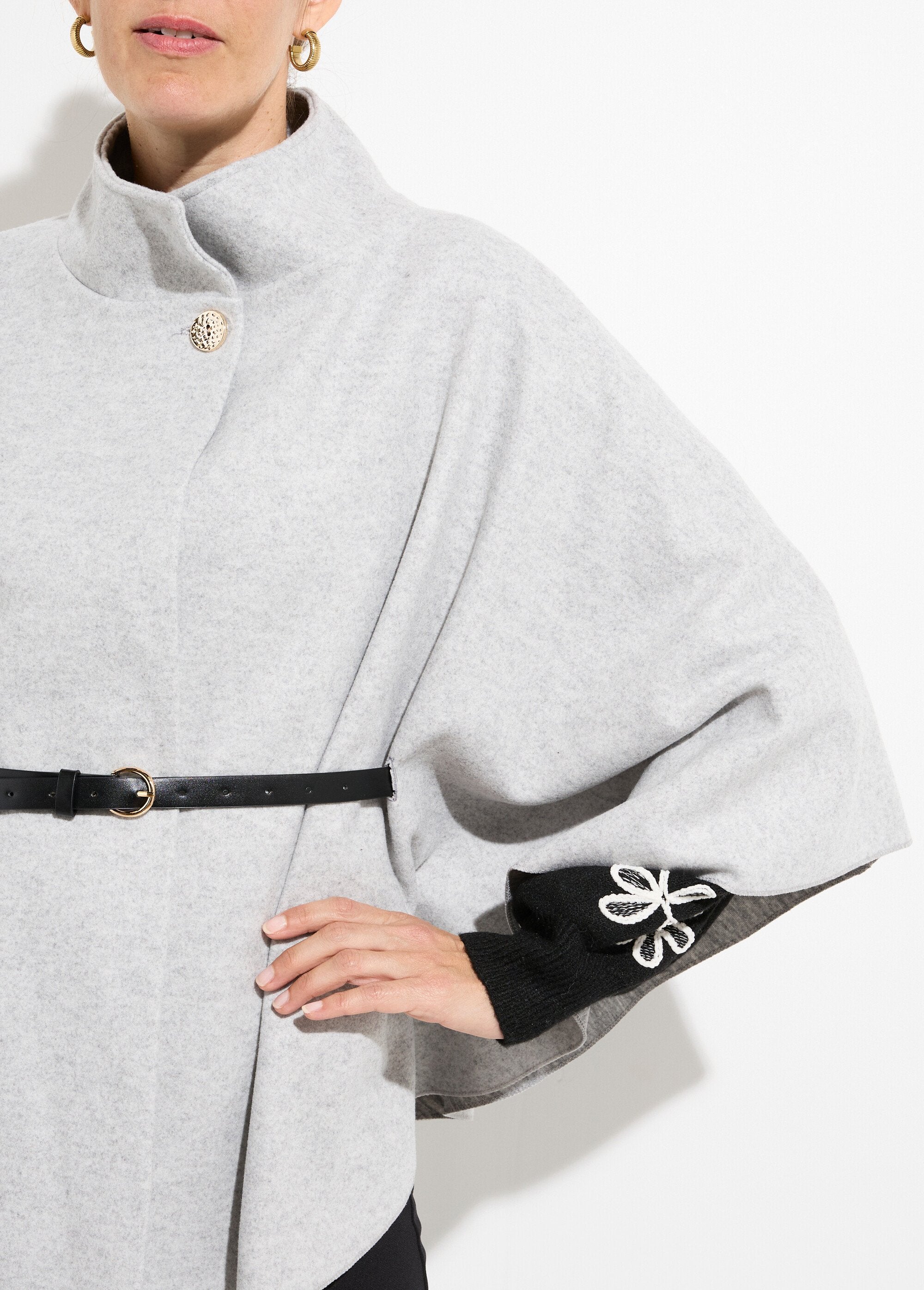 Casaco_de_capa_com_cinto,_gola_alta_Gris_clair_DE1_slim