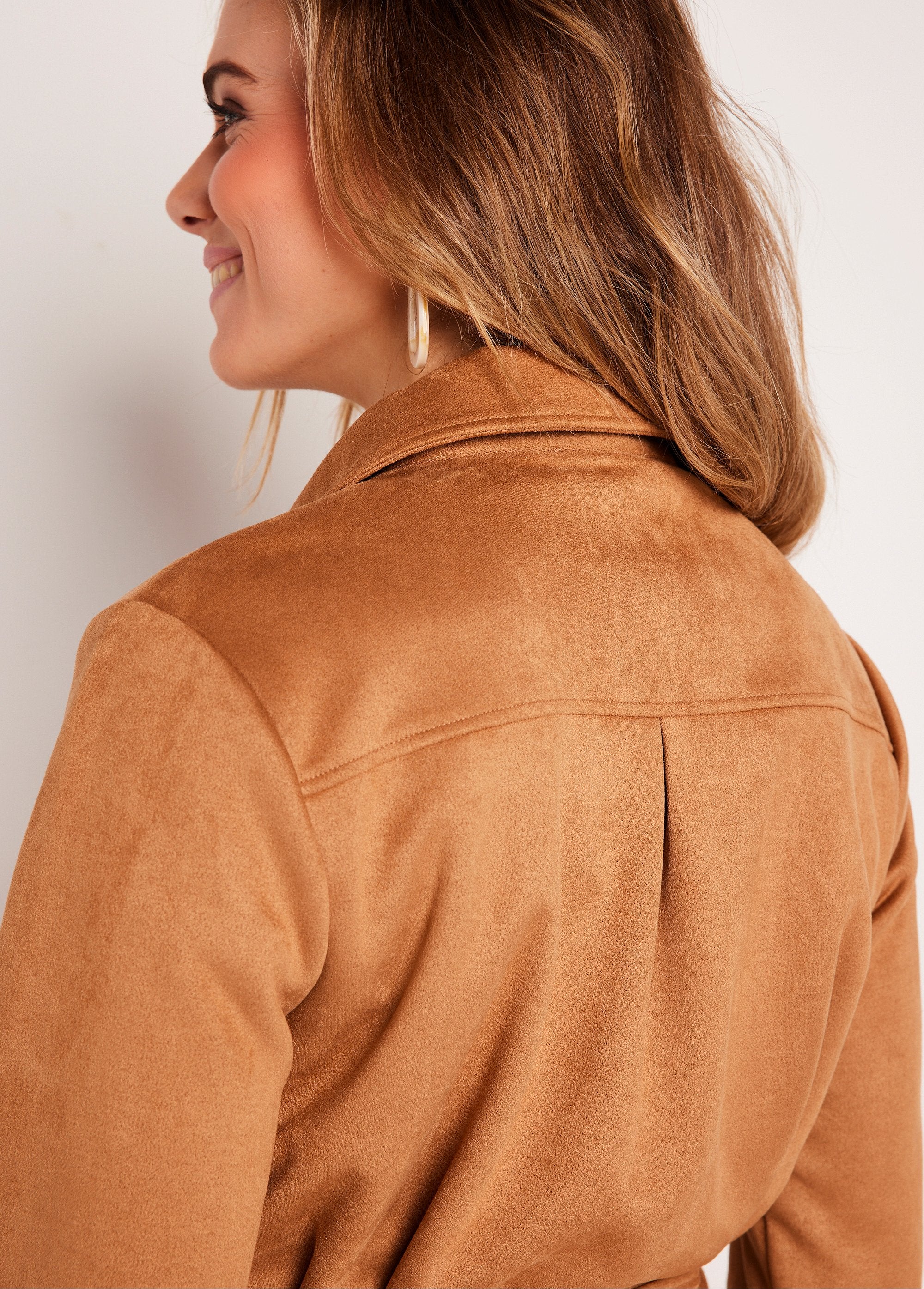 Casaco_curto_em_tecido_camurça_BEGE_DE3_slim