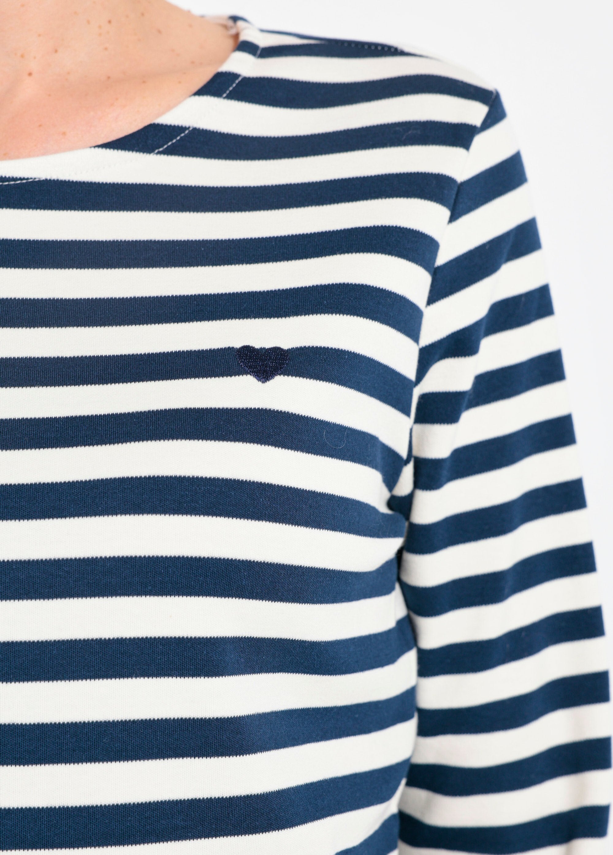 Camisa_de_marinheiro_com_gola_redonda_aberta_e_bordado_de_coração_Marine_DE1_slim