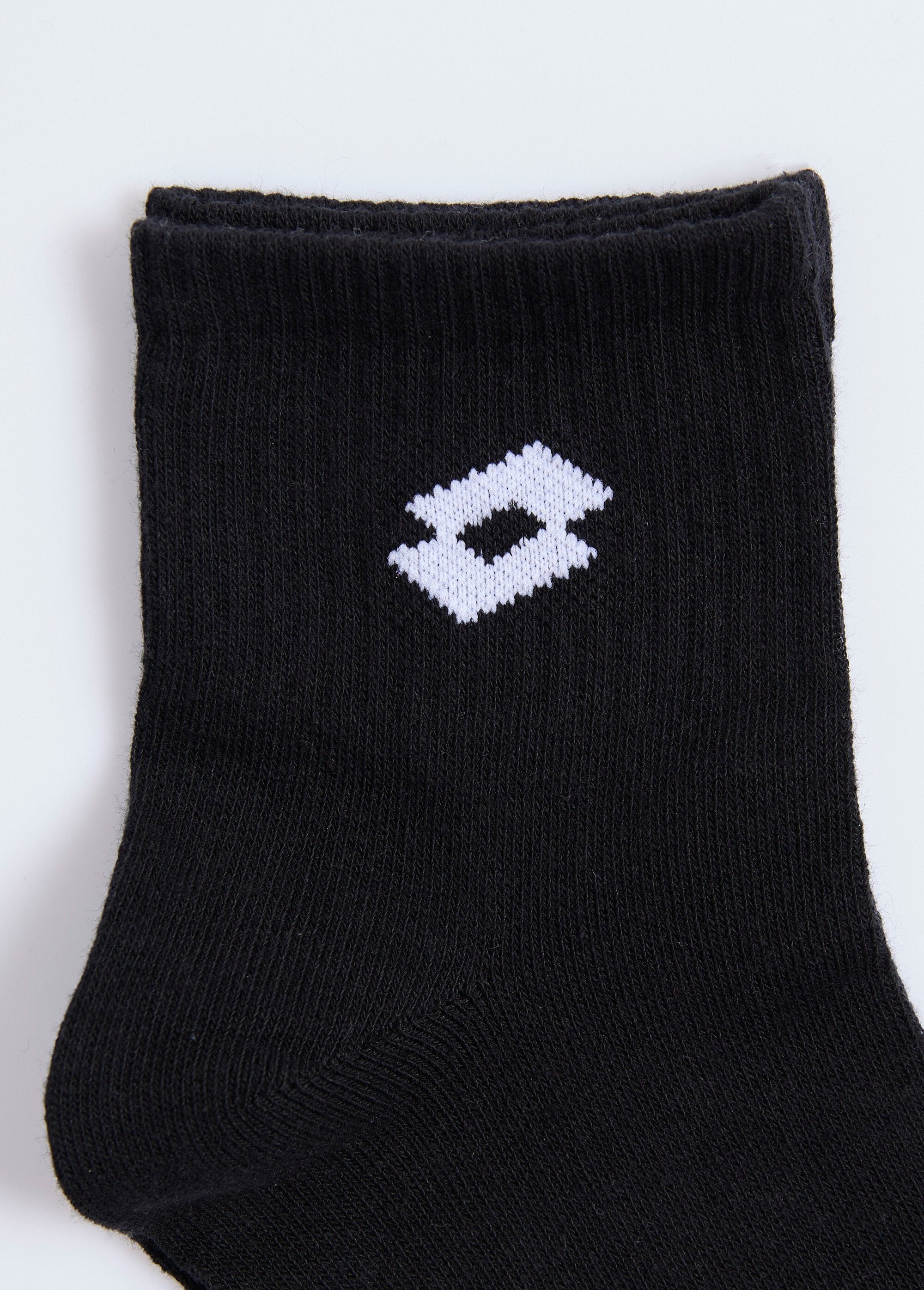 Meias_esportivas_caneladas_com_logotipo_na_panturrilha_Noir_DE3_slim