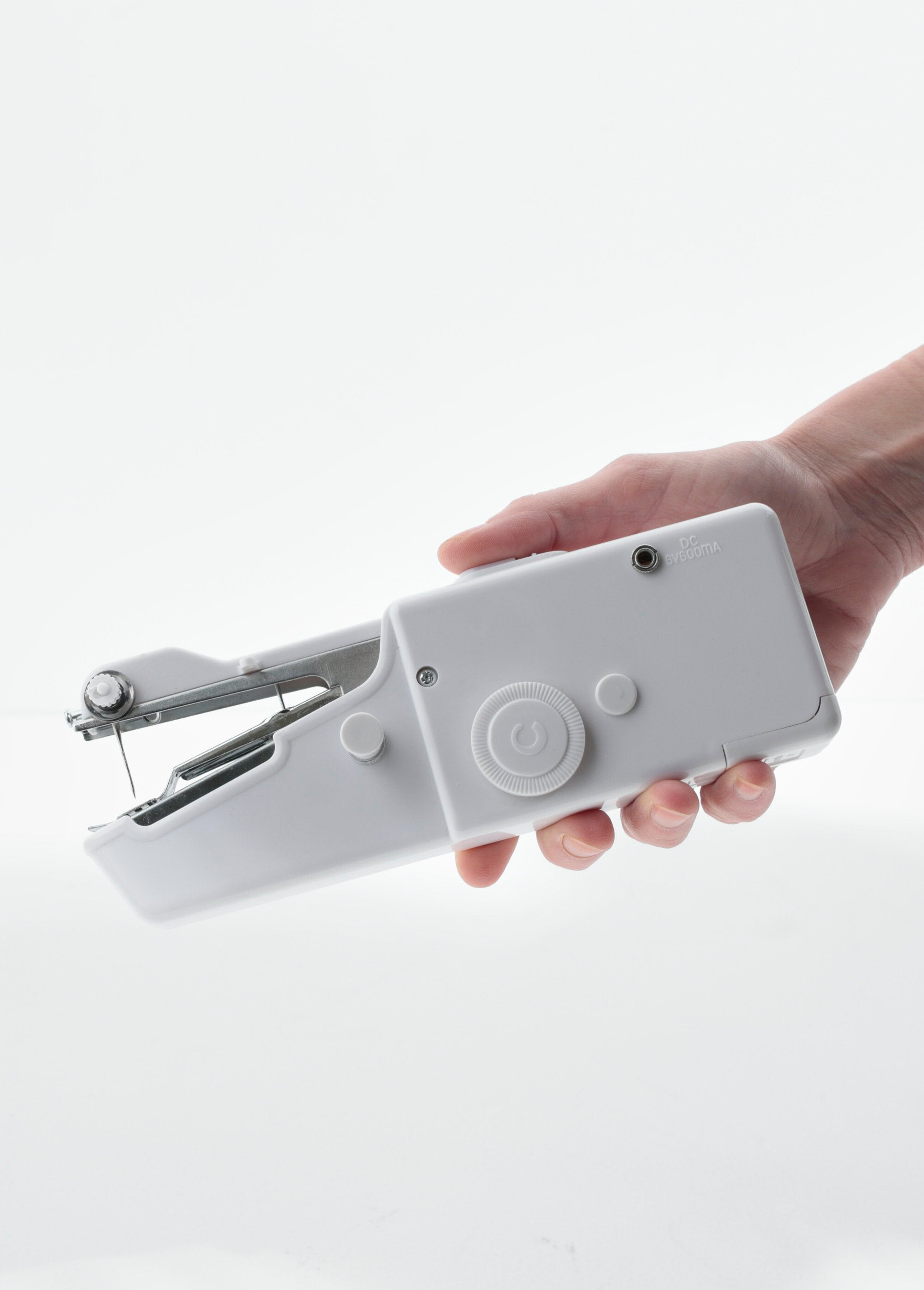 Mini_máquina_de_costura_portátil_Blanc_FA2_slim