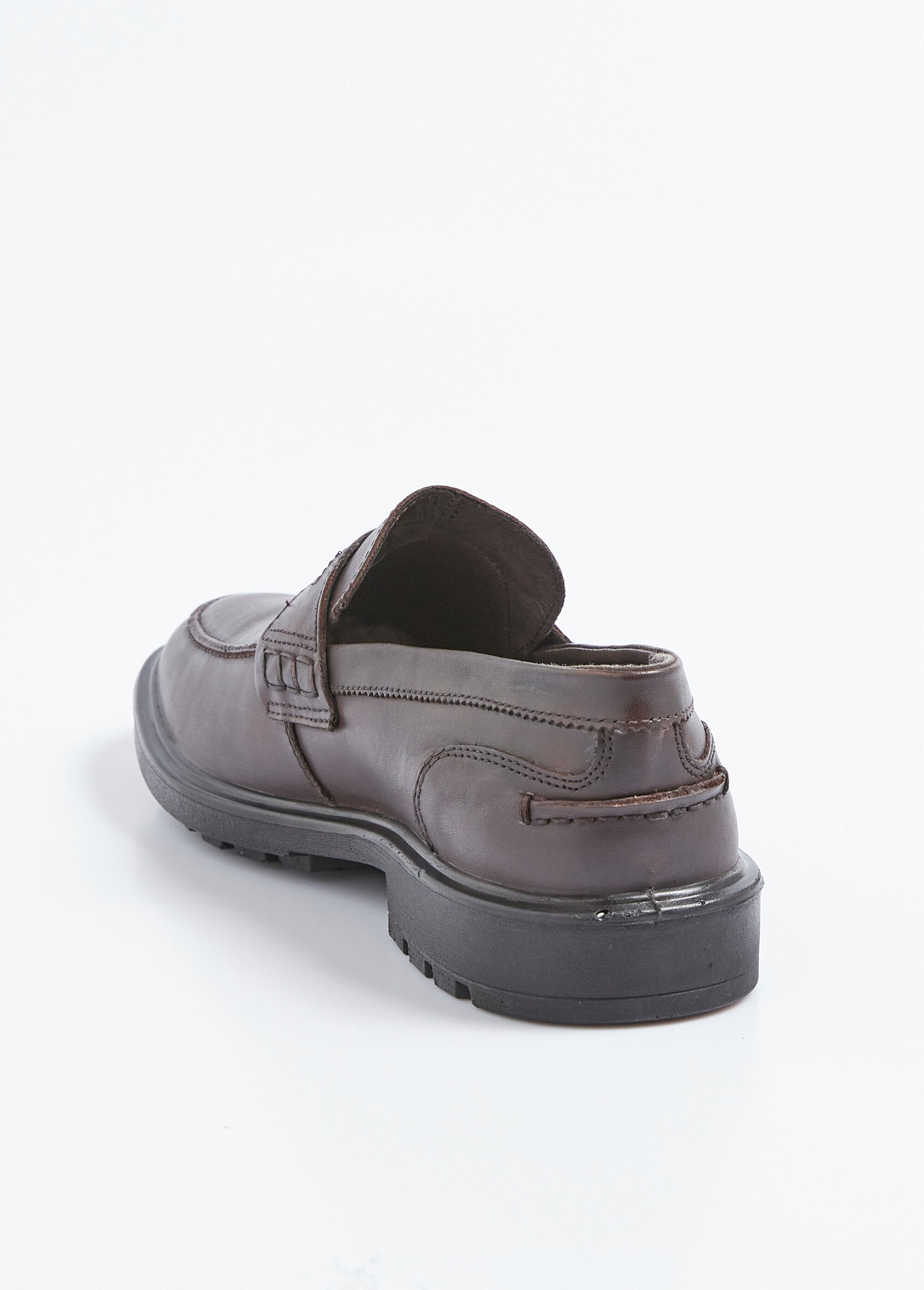 Mocassins_em_pele_com_sola_antiderrapante_Marron_DO1_slim