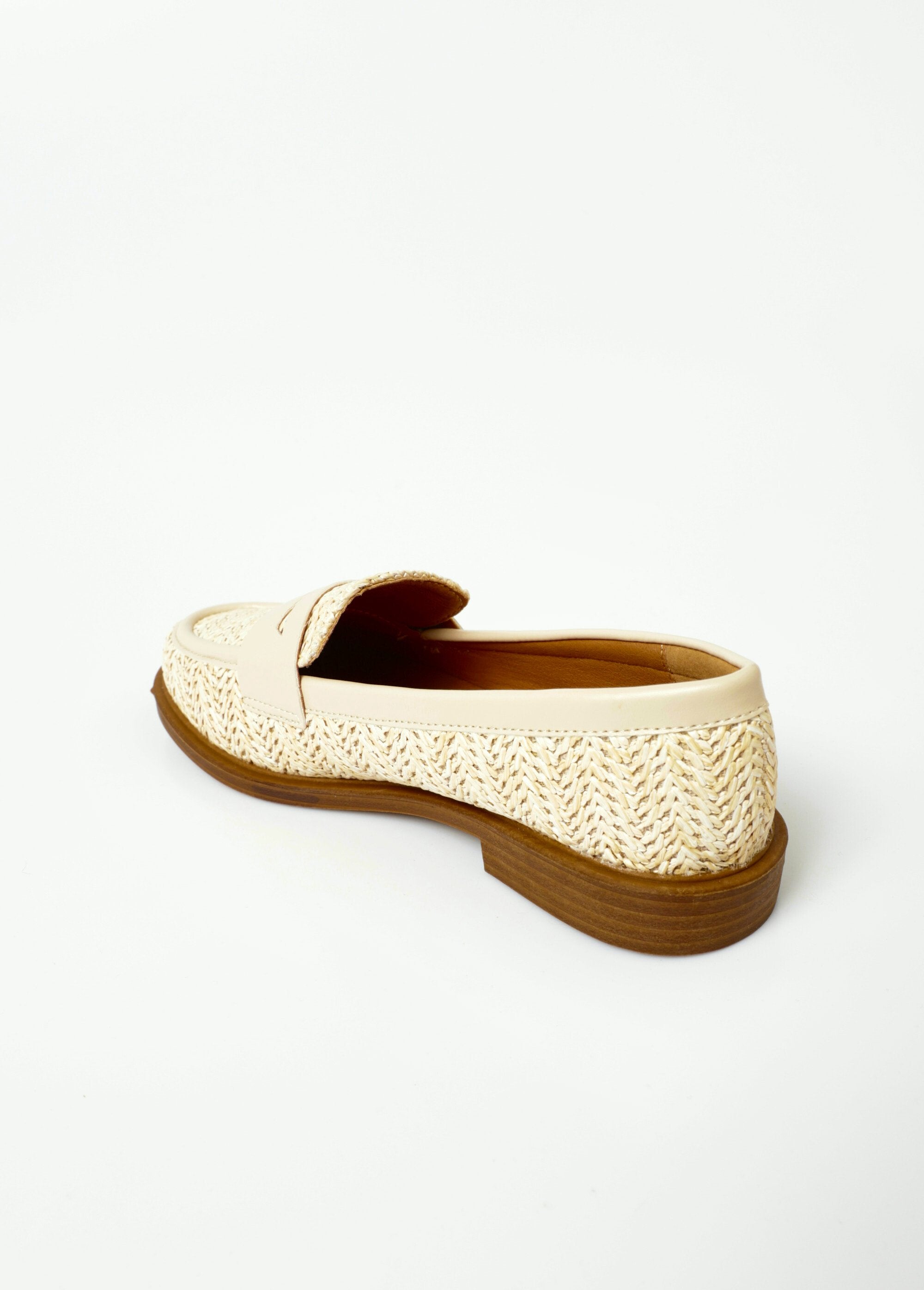 Mocassins_com_efeito_de_tecido_metálico_e_aba_Beige_DO1_slim
