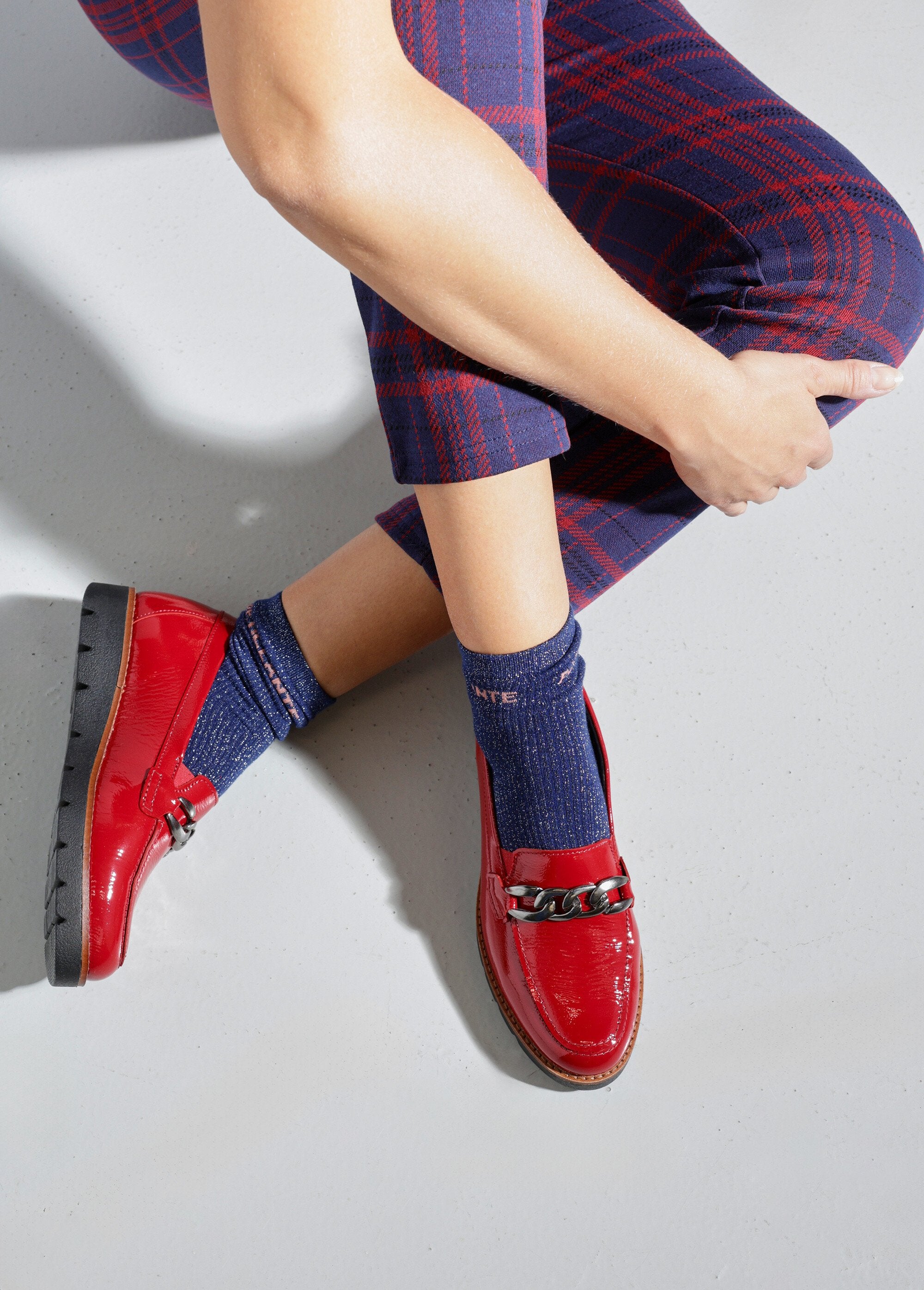 Mocassins_largos_em_pele_com_elos_de_corrente_Verniz_vermelho_SF1_slim