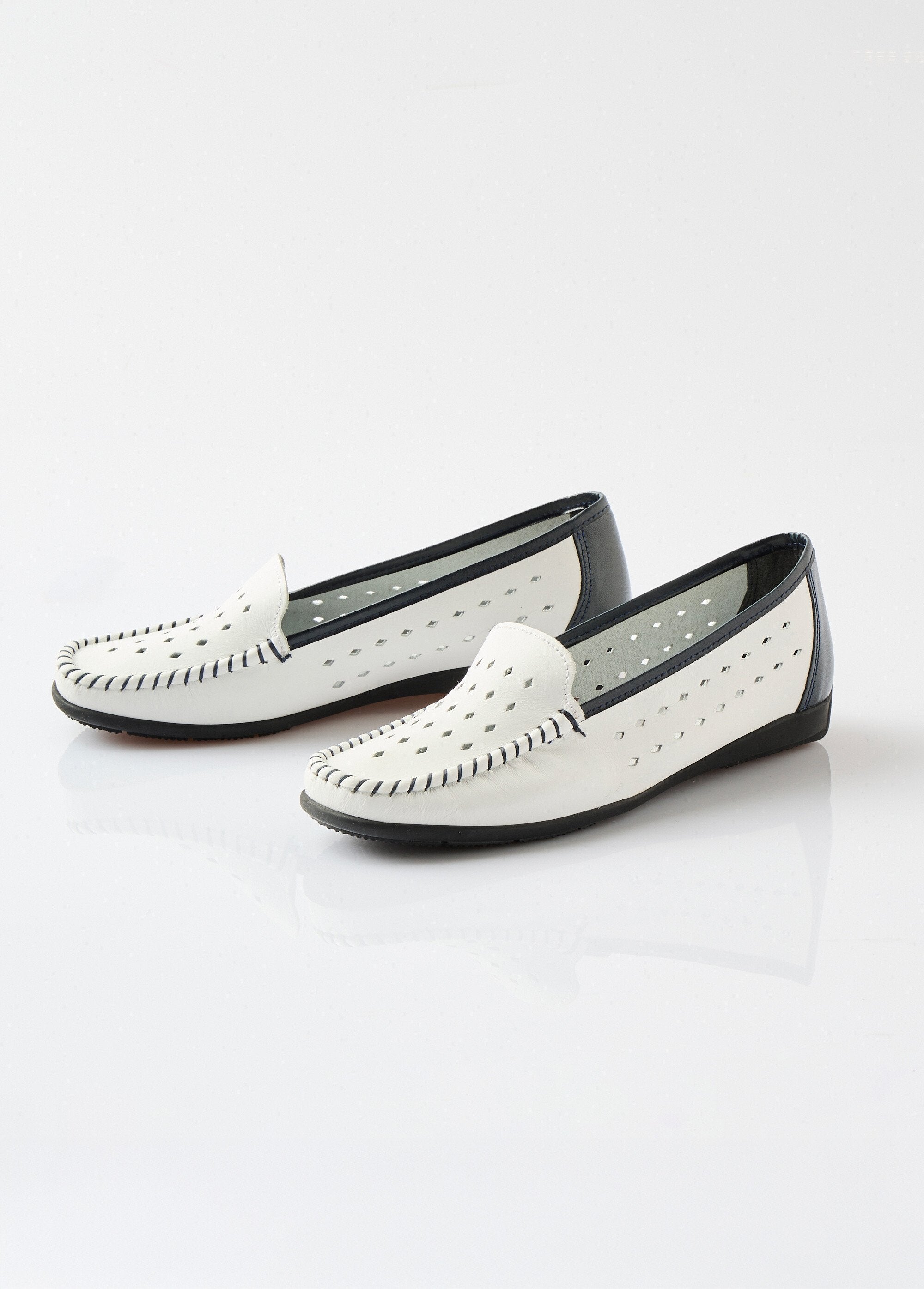 Mocassins_largos_e_confortáveis_em_couro_macio_BRANCO_DE1_slim