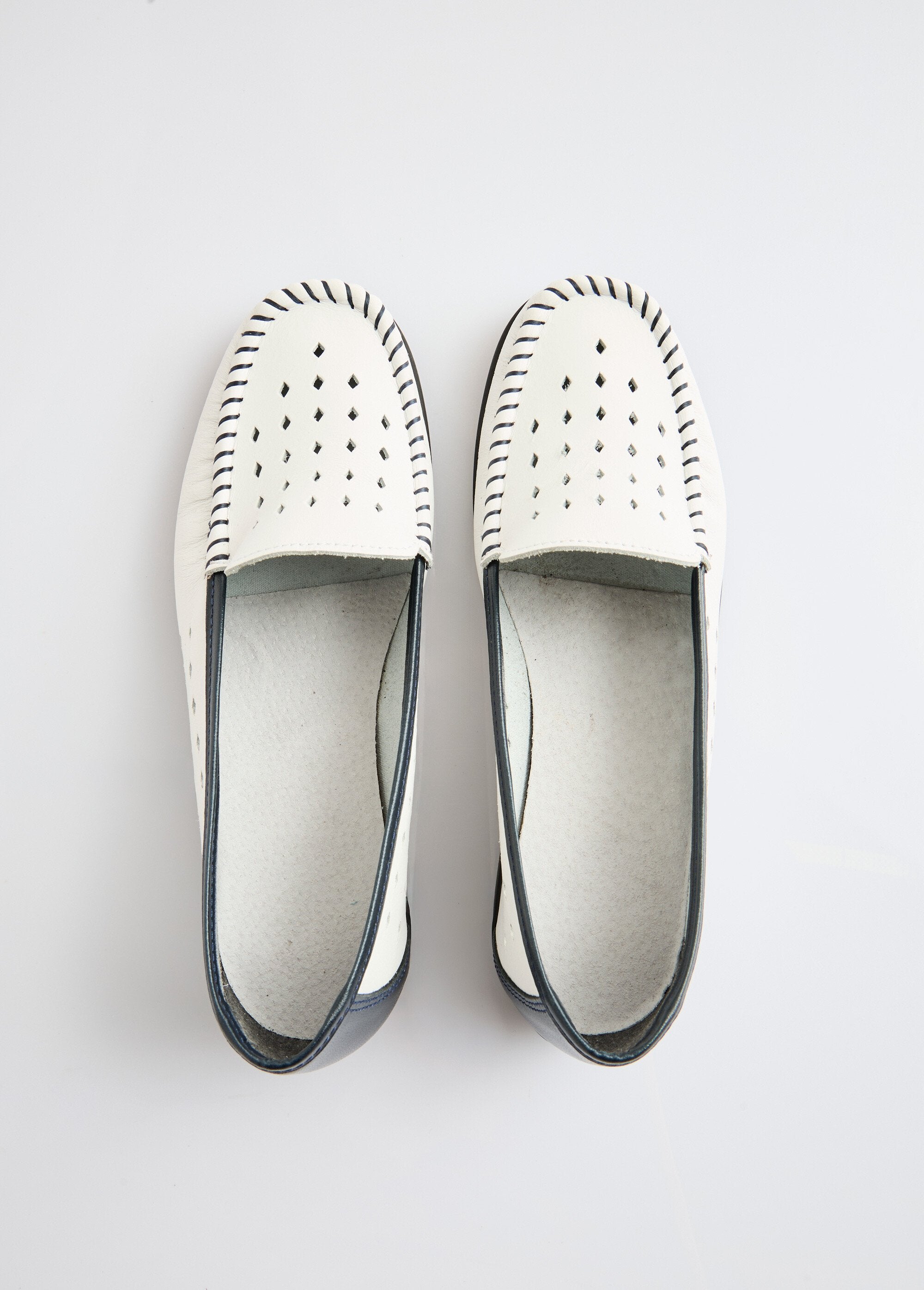 Mocassins_largos_e_confortáveis_em_couro_macio_BRANCO_OV1_slim