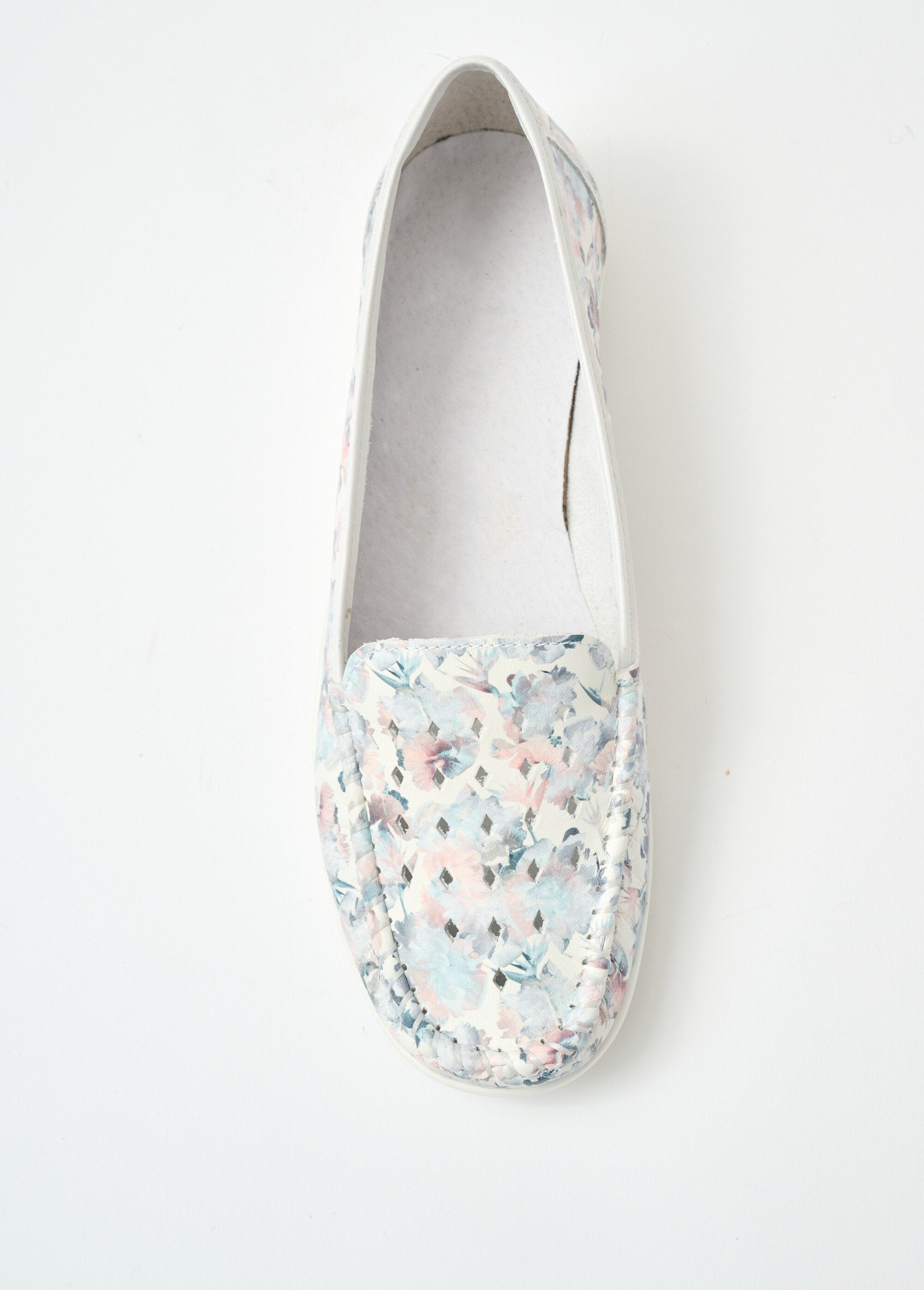 Mocassins_largos_e_confortáveis_em_couro_macio_Impresso_OV1_slim