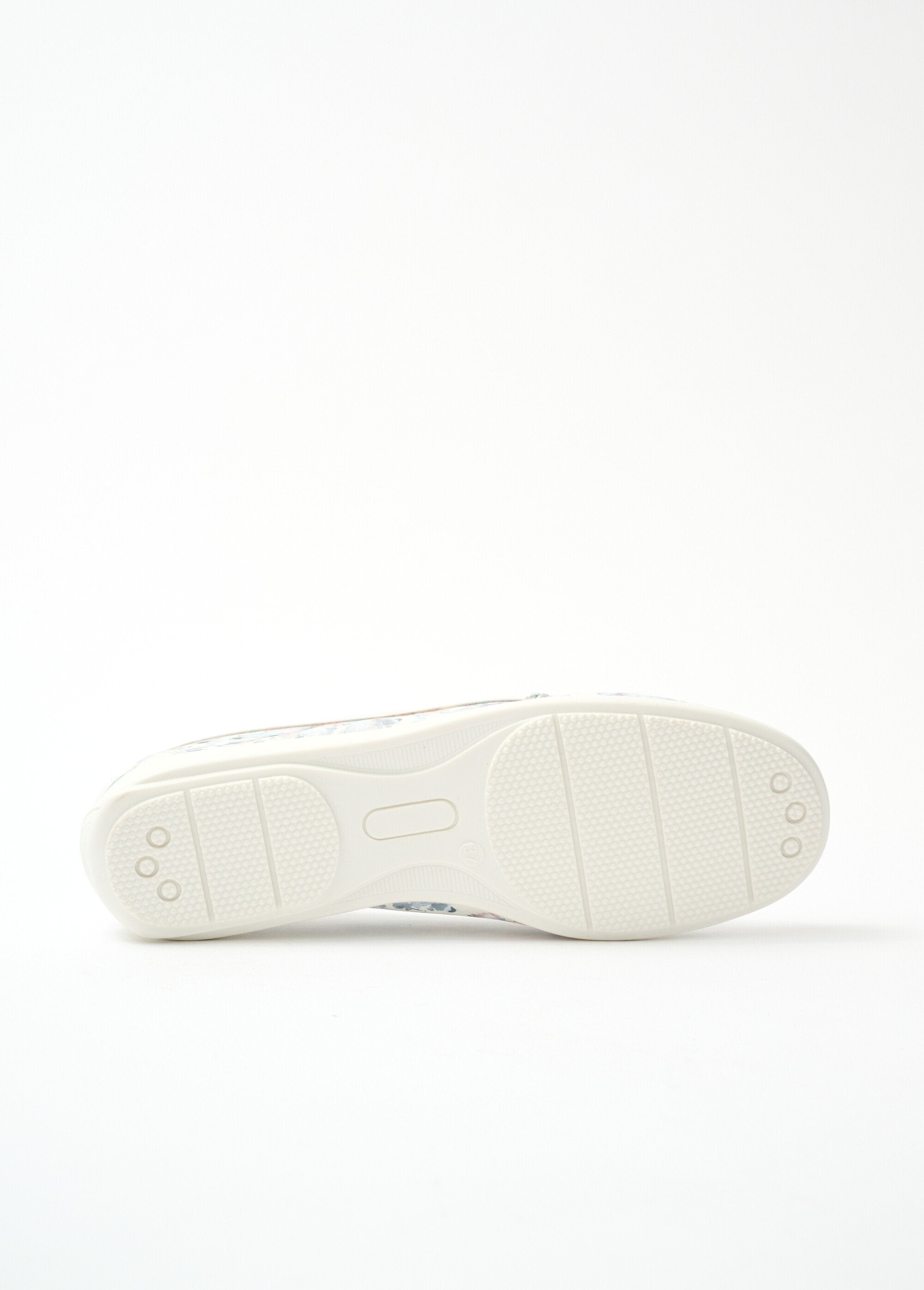 Mocassins_largos_e_confortáveis_em_couro_macio_Impresso_UN1_slim