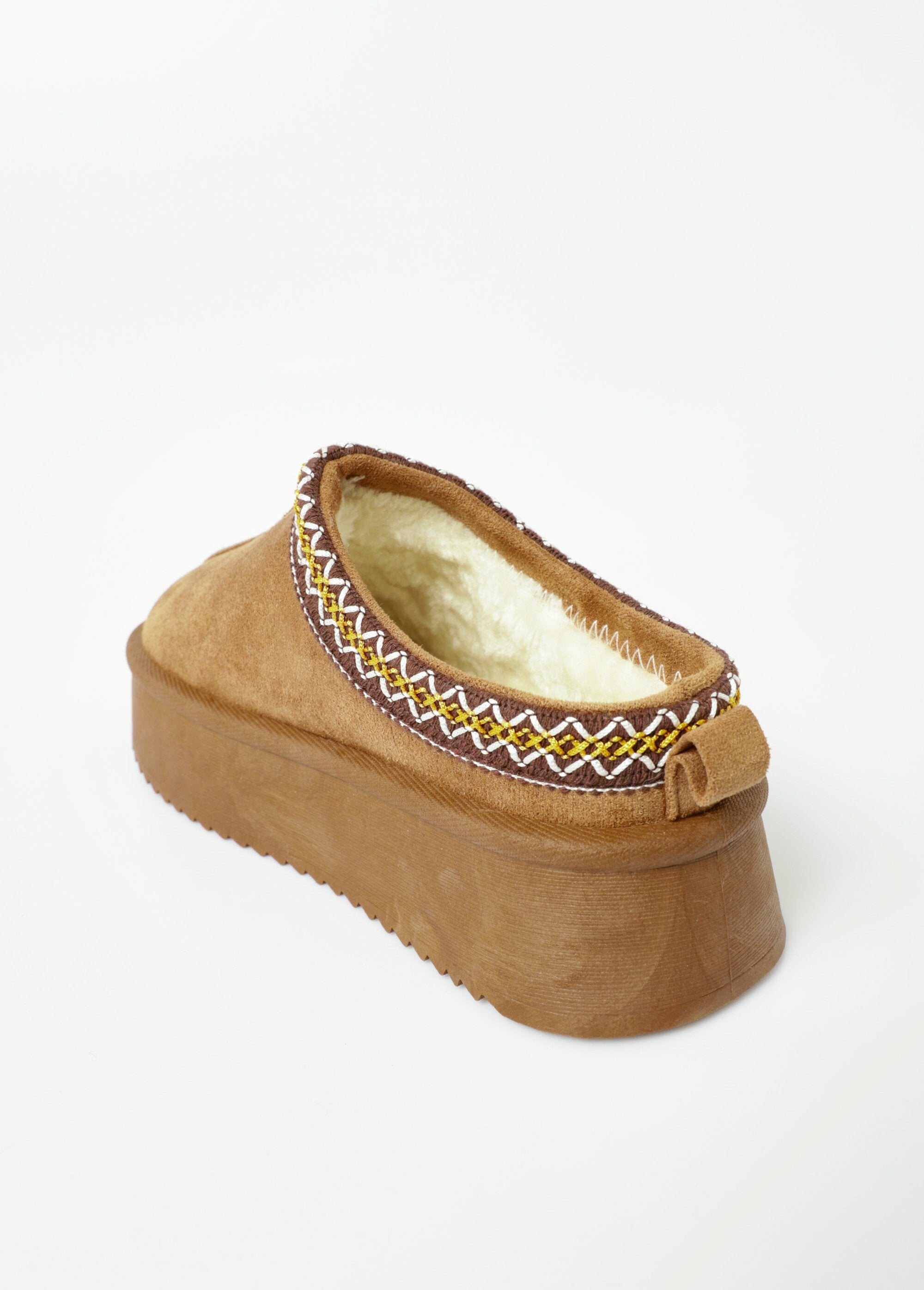 Mulas_com_efeito_camurça_e_forro_de_pele_Camel_DO1_slim