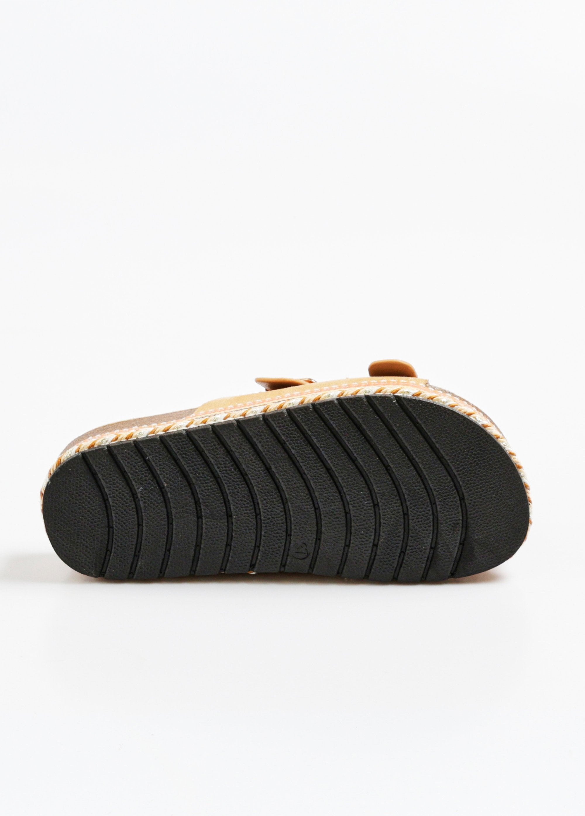 Mule_de_cunha_metálica_com_sola_anatômica_Camel_UN1_slim