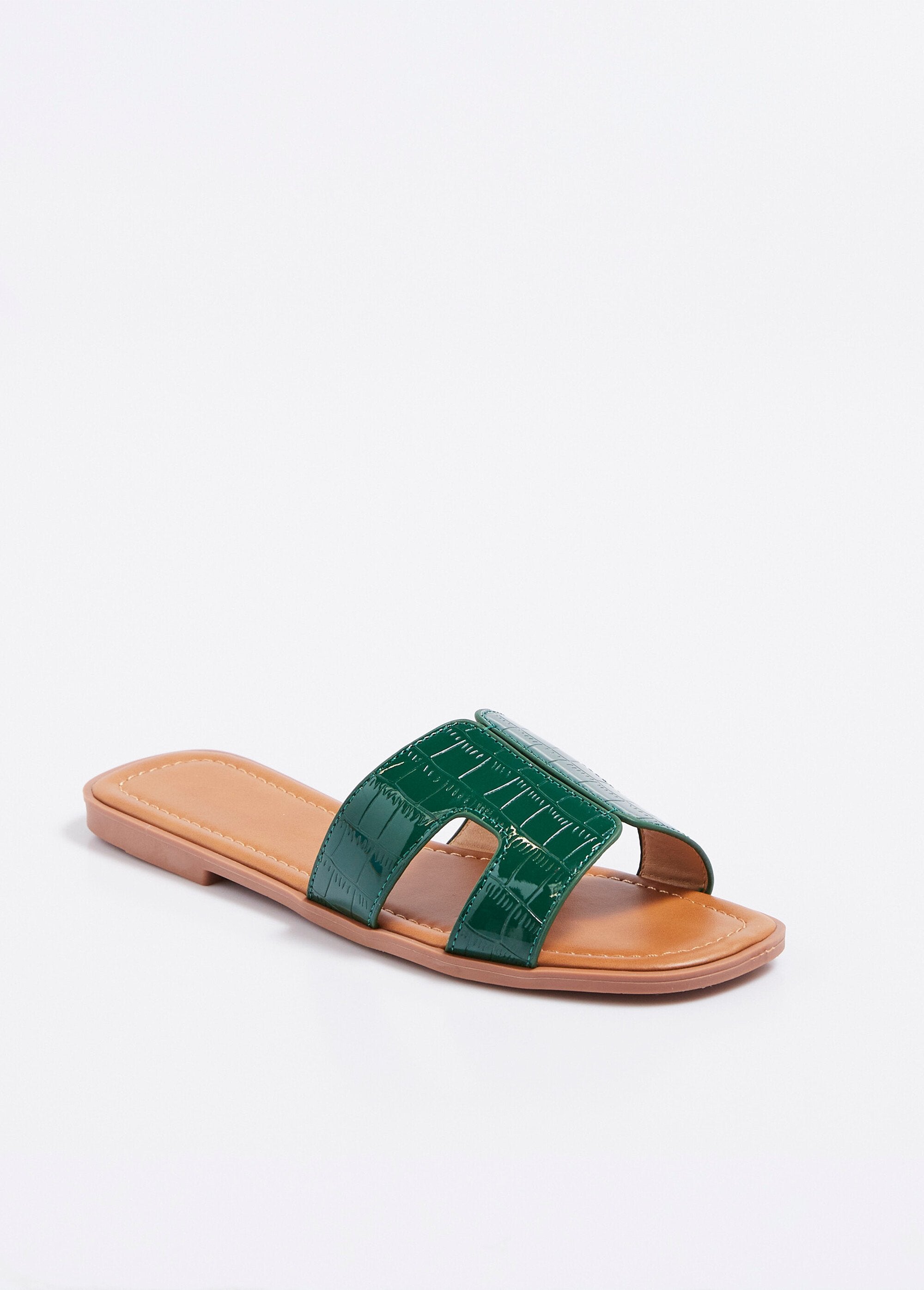 Mulas_rasteiras_de_couro_envernizado,_imitação_de_crocodilo_Vernis_vert_FA1_slim