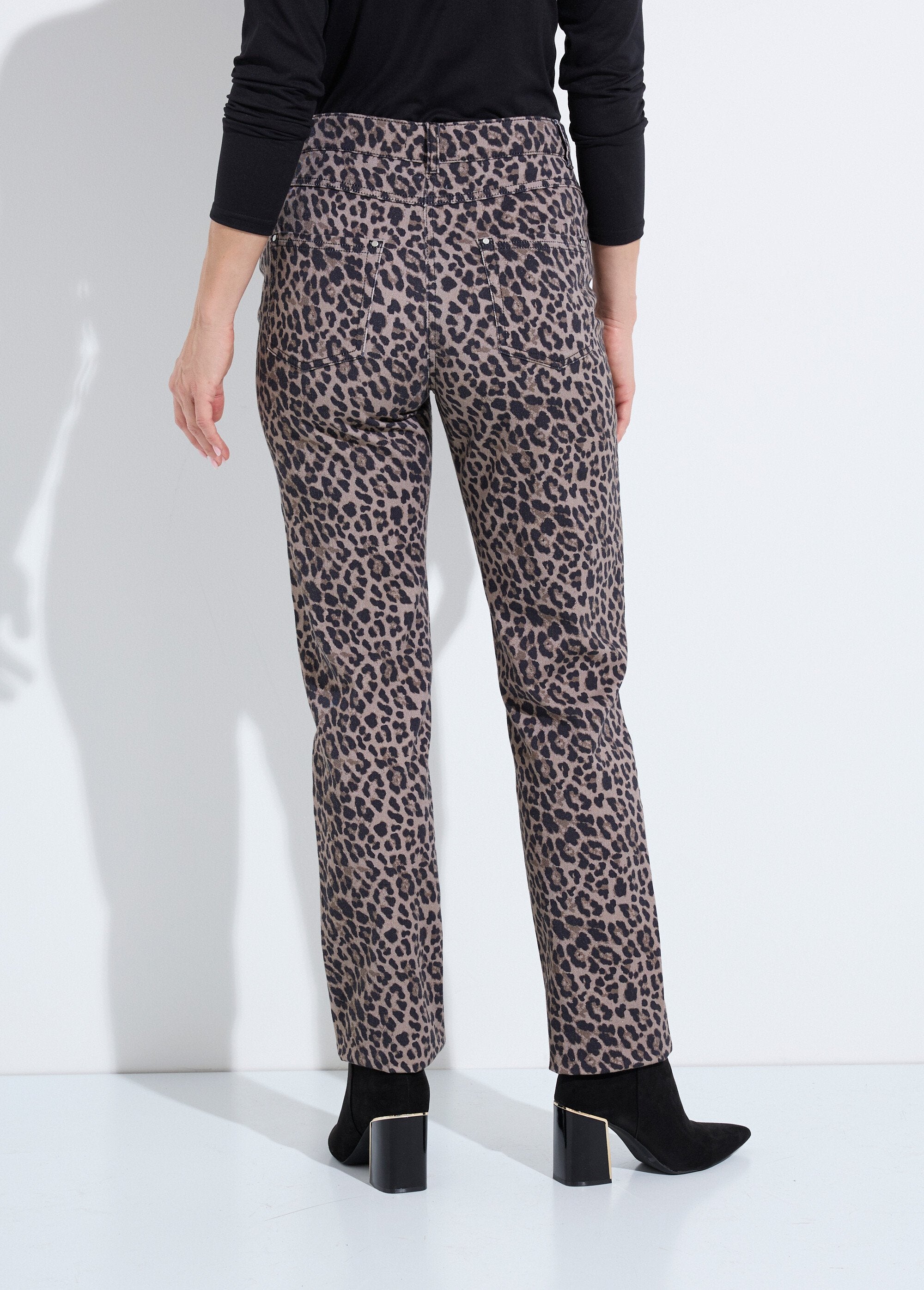 Calças_de_algodão_stretch_com_5_bolsos_e_perna_direita_Leopard_DO1_slim