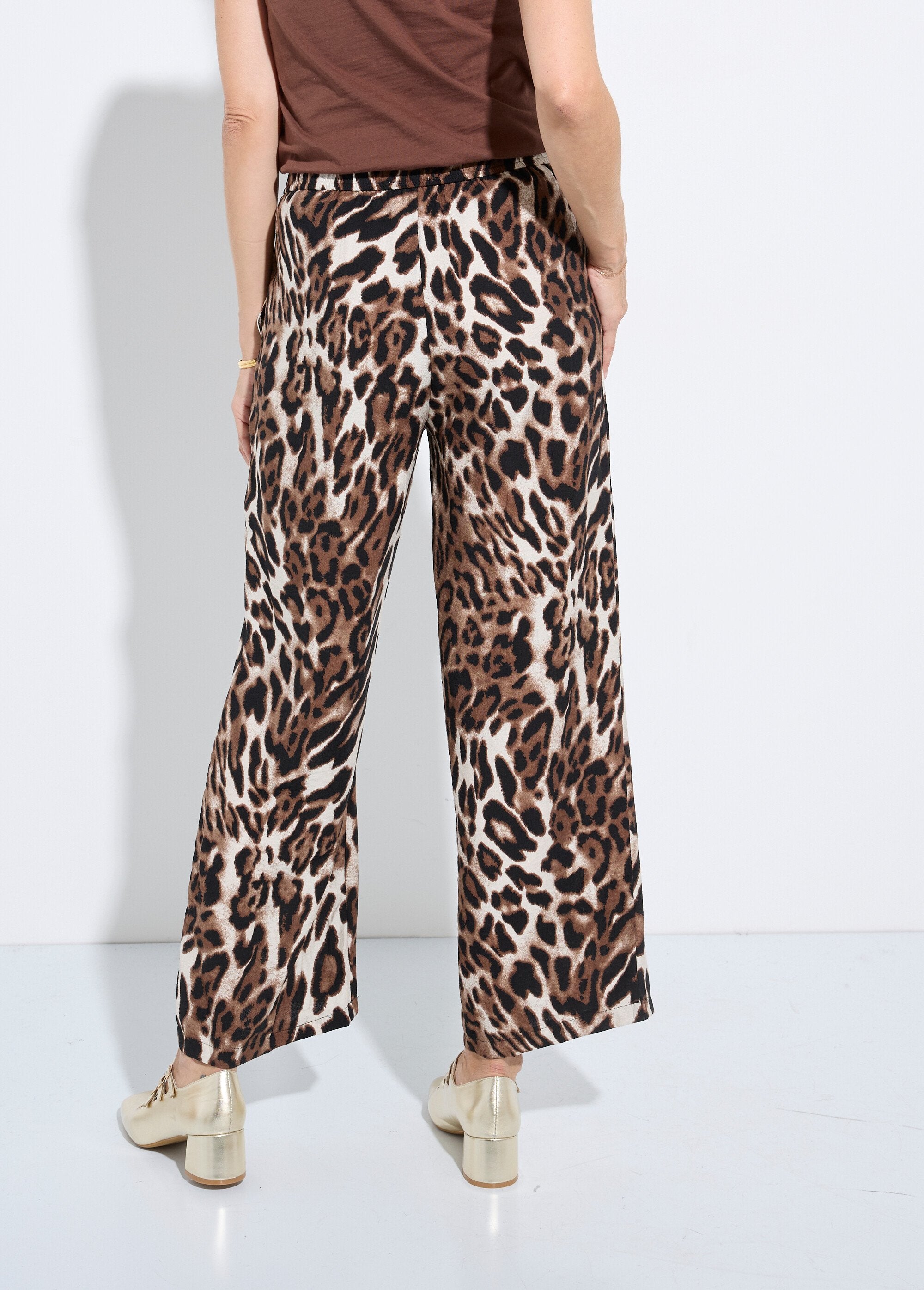 Calças_fluidas_e_elásticas_com_estampado_animal_Leopard_DO1_slim