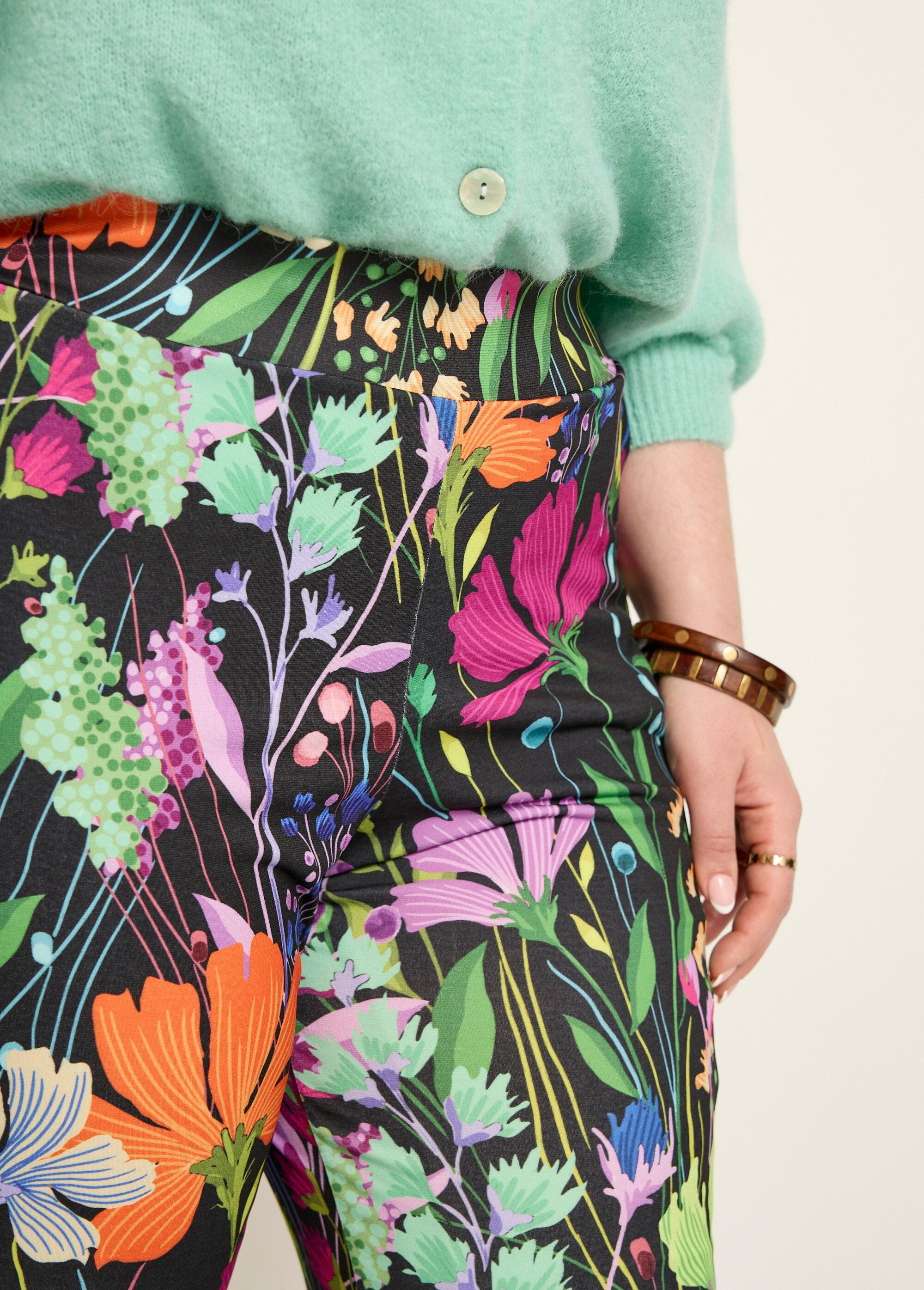 Calças_elásticas_fluidas,_florais_poéticos_Imprime_fond_noir_DE1_curvy