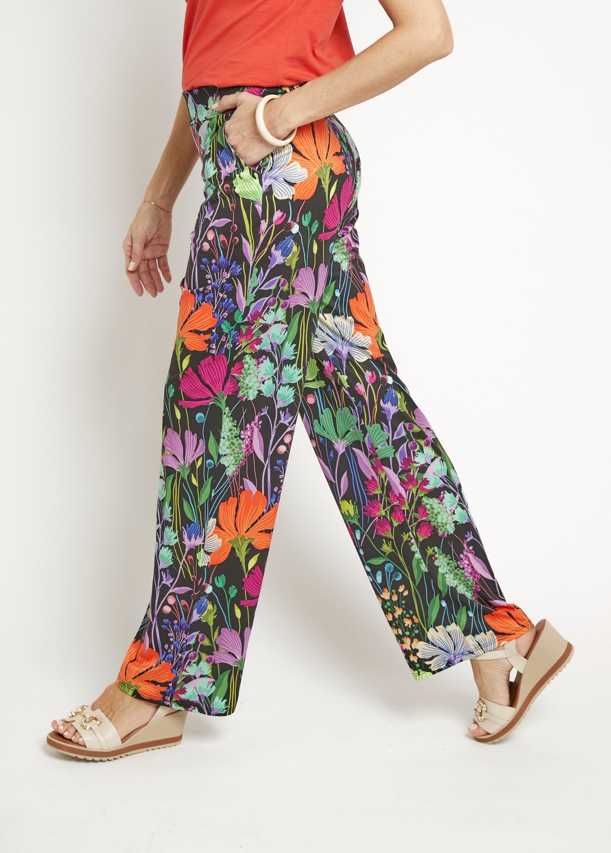 Calças_elásticas_fluidas,_florais_poéticos_Imprime_fond_noir_GA1_slim