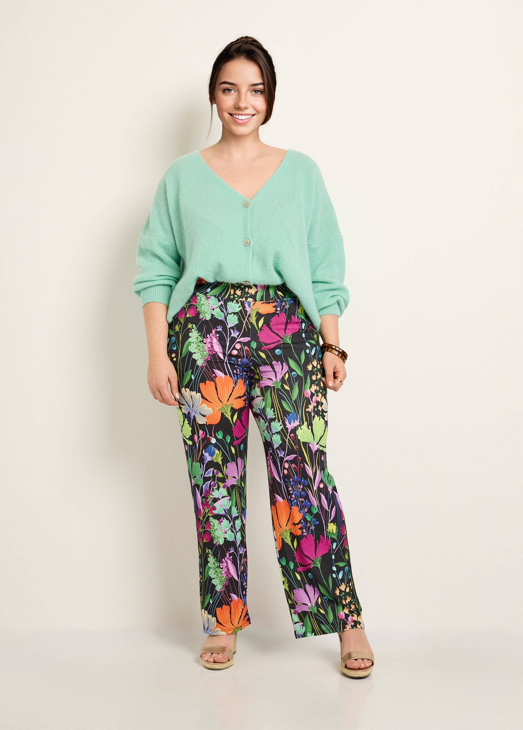 Calças_elásticas_fluidas,_florais_poéticos_Imprime_fond_noir_SF1_curvy