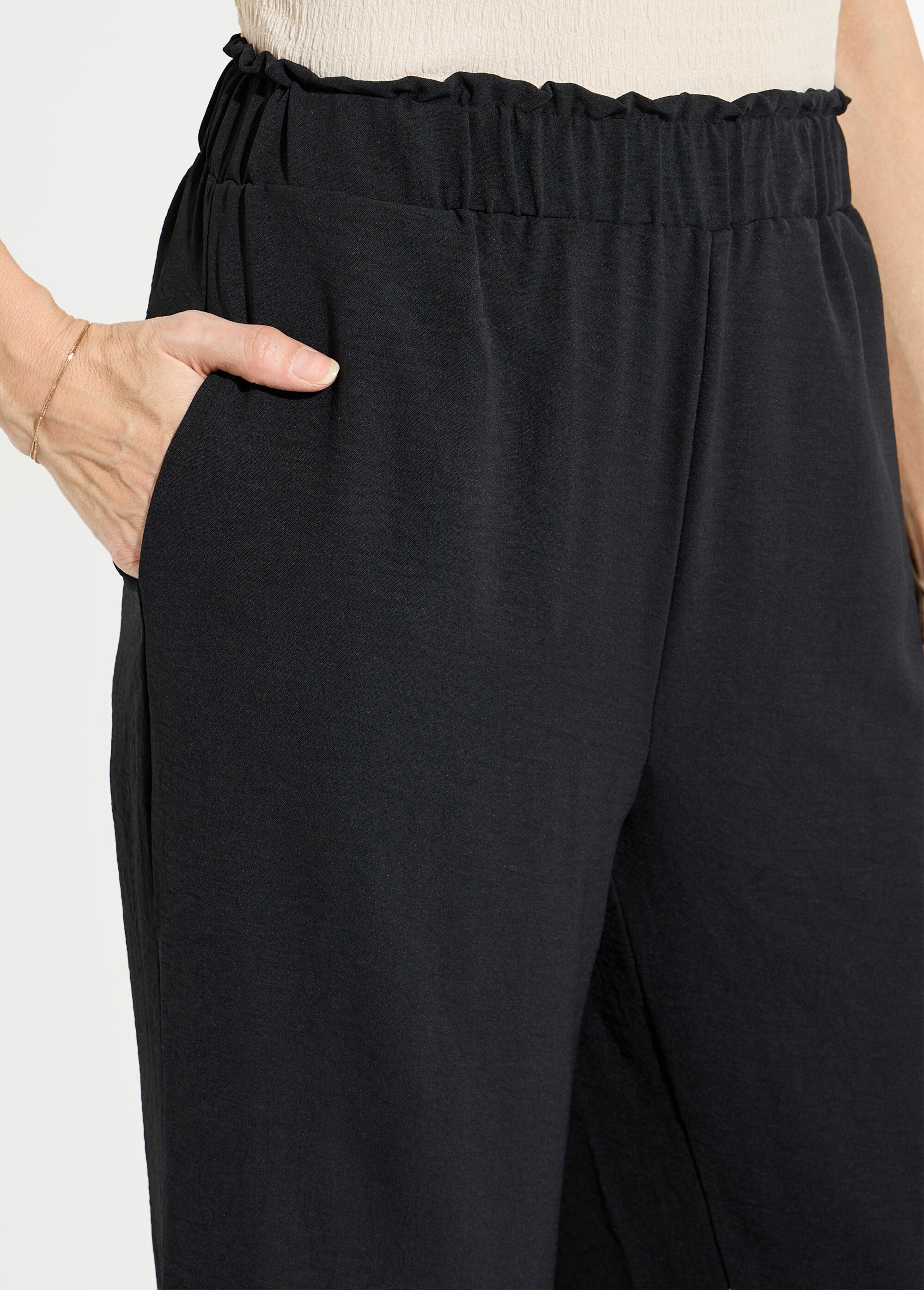 Pantalon_large_fluide_en_crêpe_Noir_DE1_slim