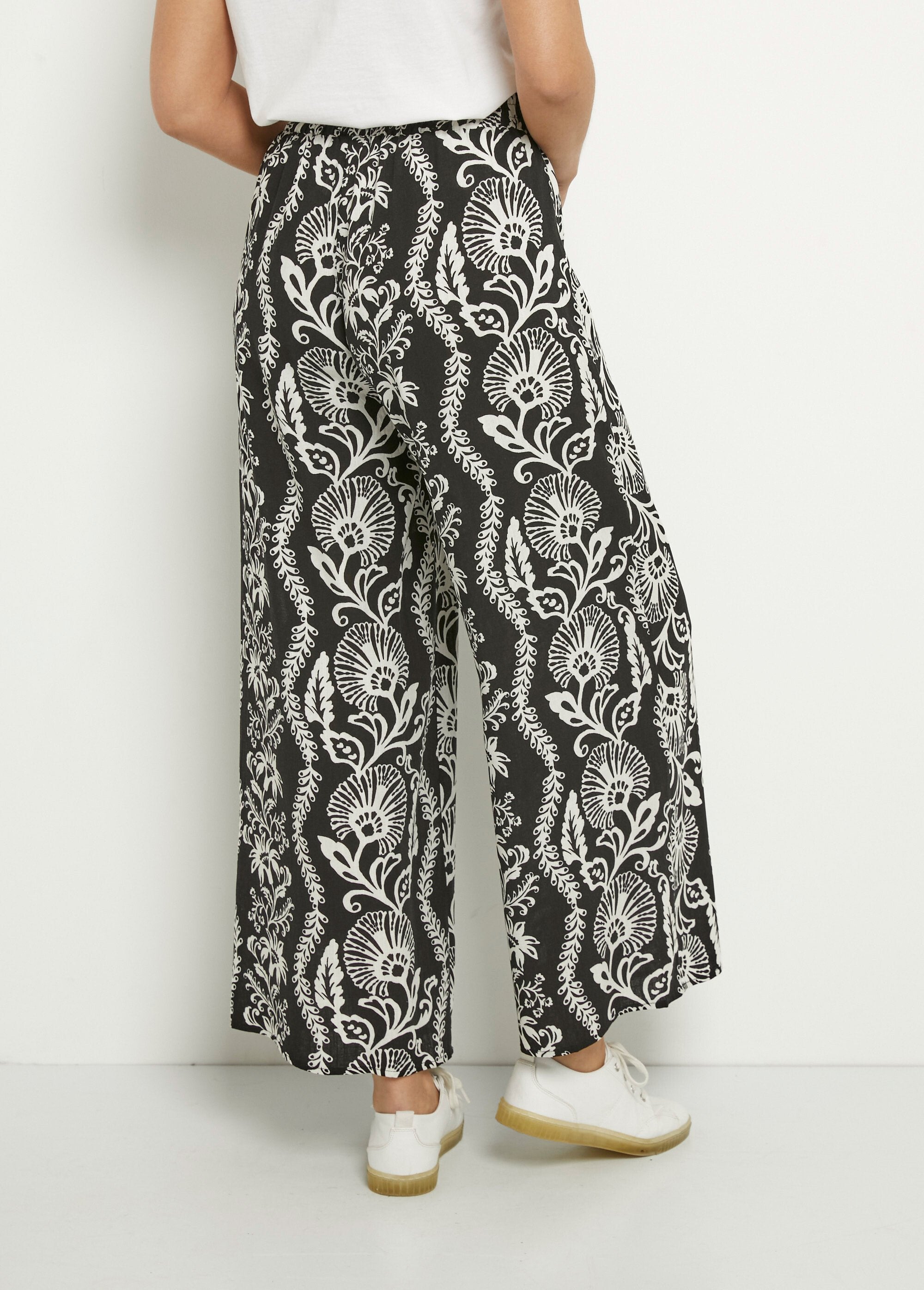 Calça_larga_com_estampa_de_folhas_Noir_et_ecru_DO1_slim