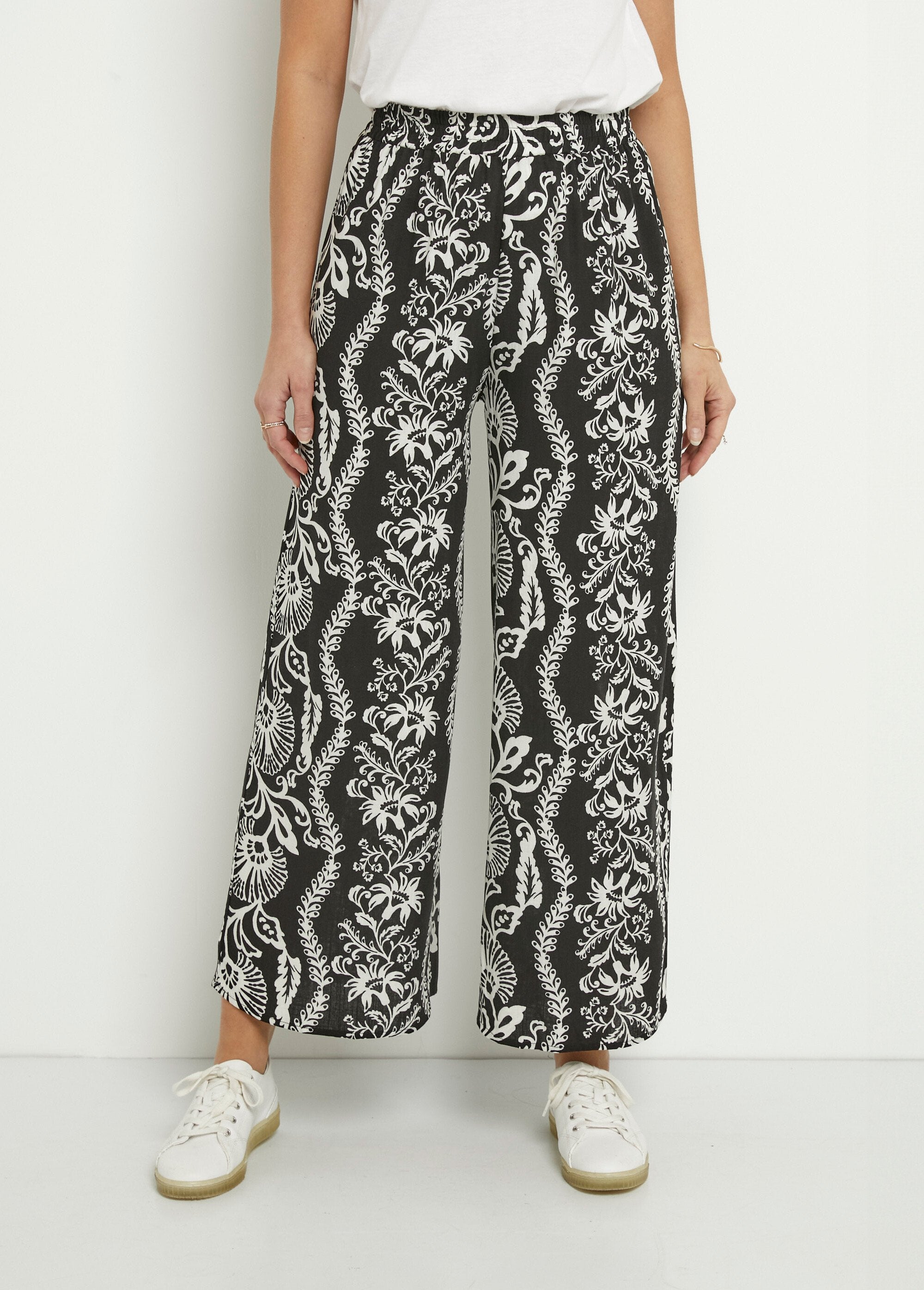 Calça_larga_com_estampa_de_folhas_Noir_et_ecru_FA1_slim