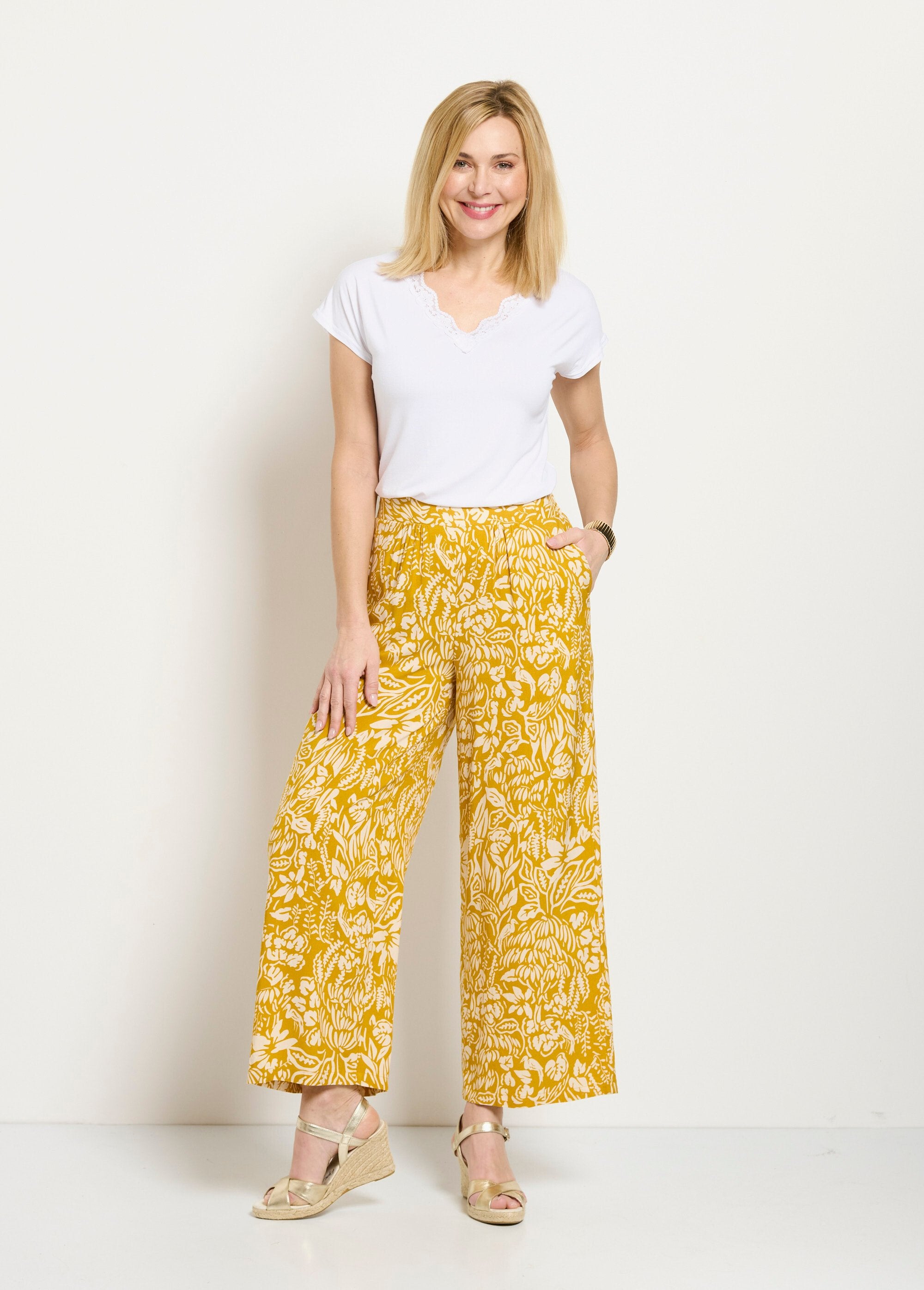 Calças_largas_com_elástico_na_cintura_e_cor_floral_ou_lisa_Jaune_et_ecru_SF1_slim