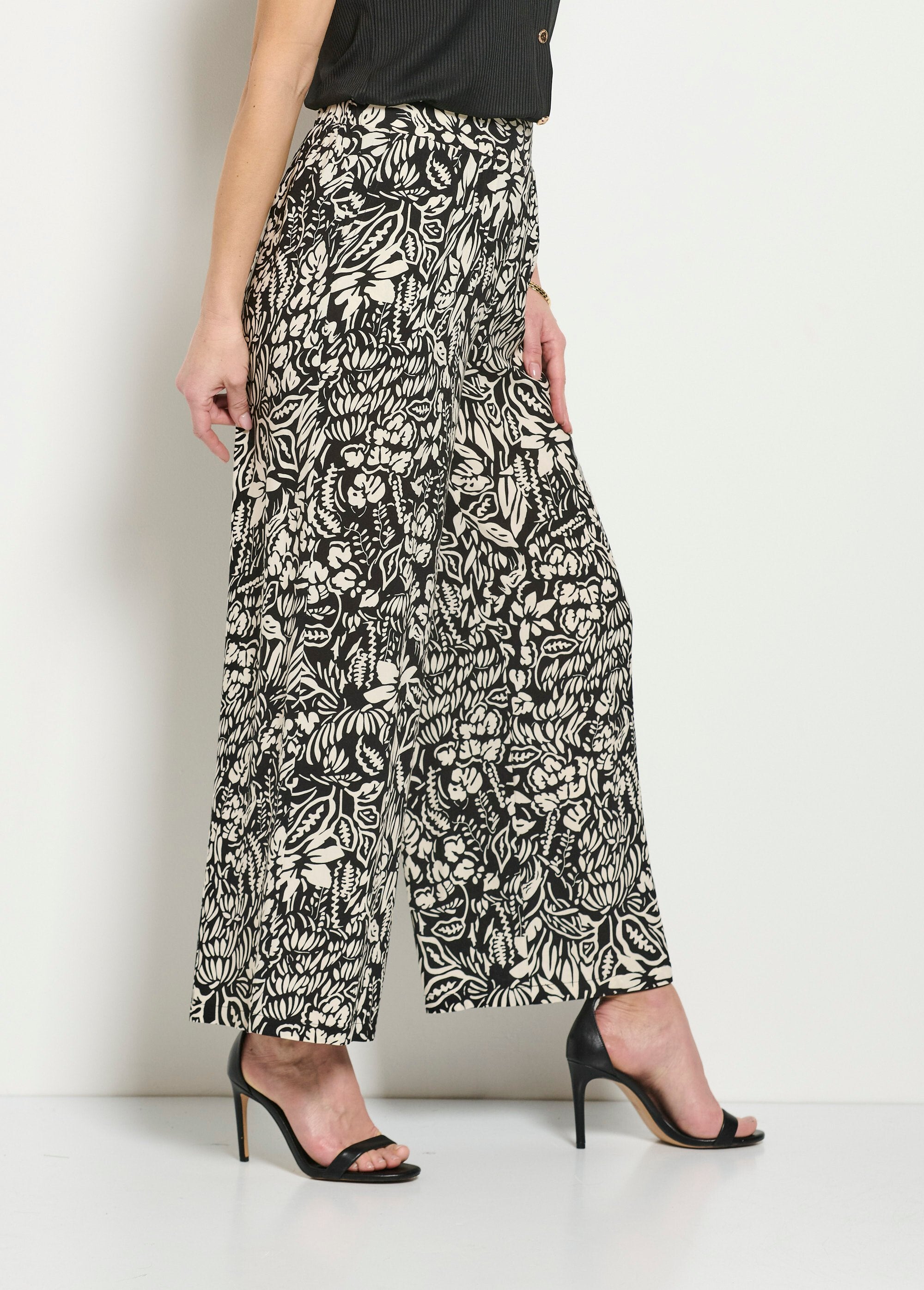 Calças_largas_com_elástico_na_cintura_e_cor_floral_ou_lisa_Noir_et_ecru_DR1_slim