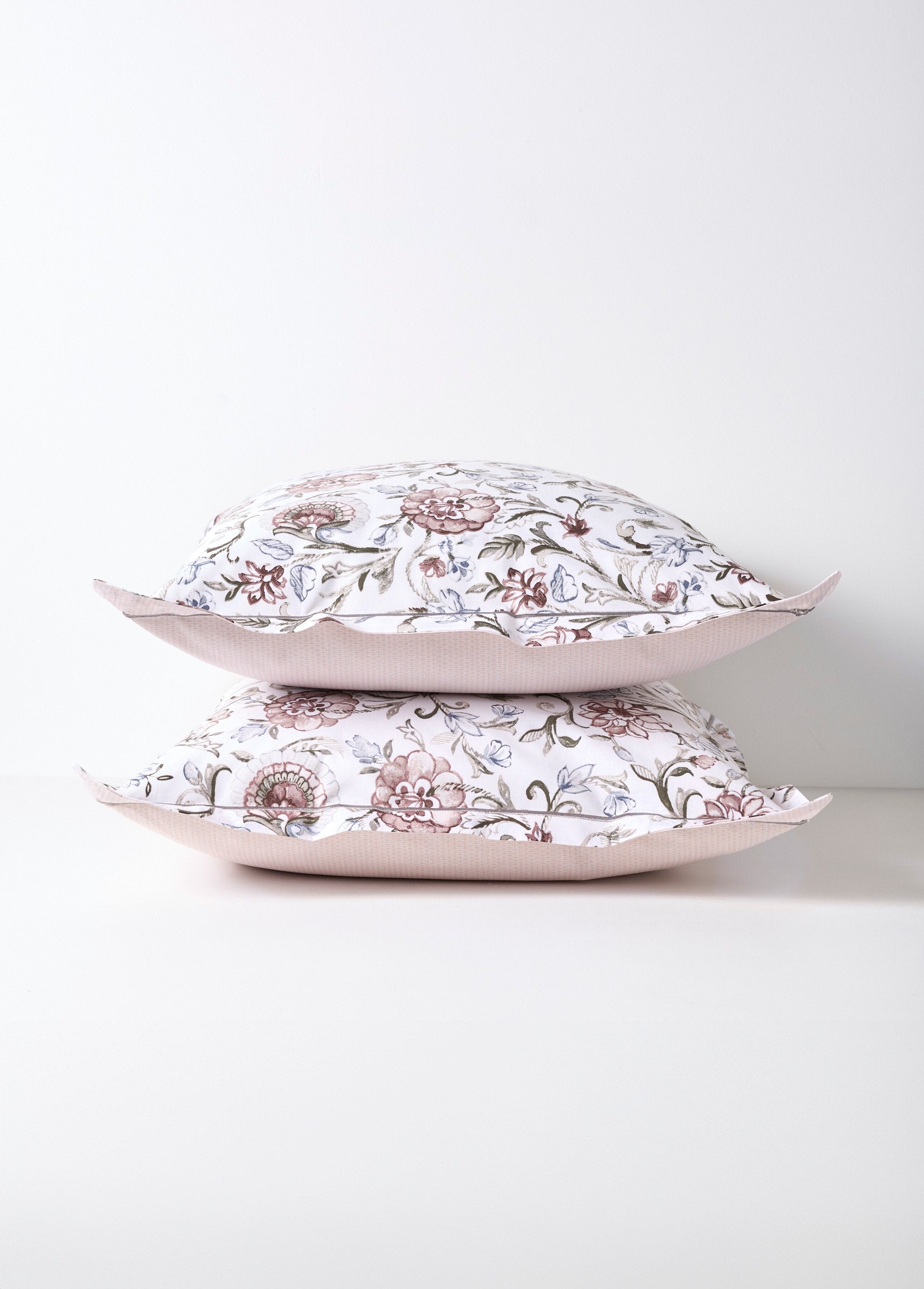 Conjunto_de_cama_de_3_peças_com_capa_de_edredão,_camélias_Gris_DE1_slim