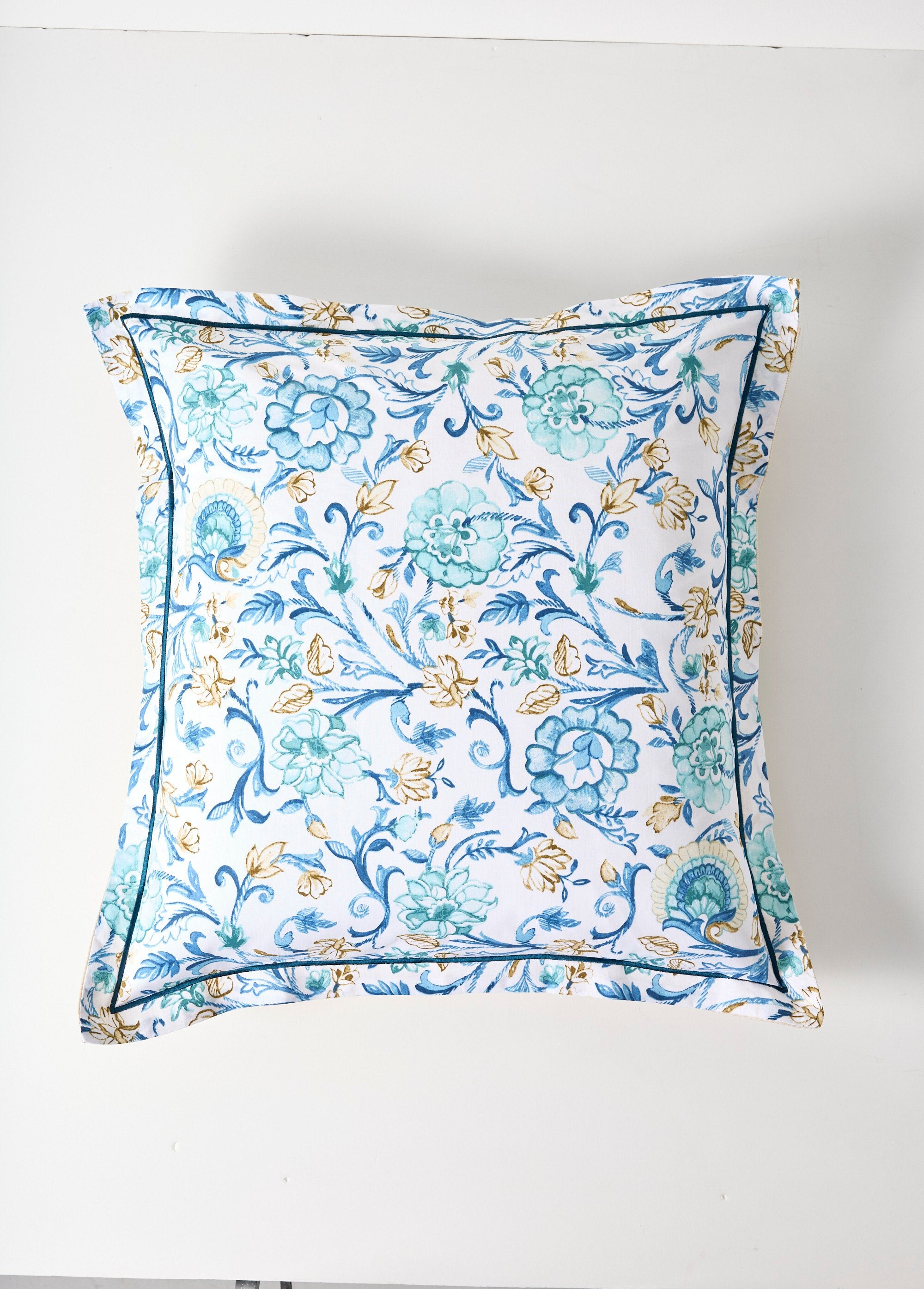 Conjunto_de_cama_de_4_peças_com_lençol_plano,_camélias_Bleu_DE4_slim