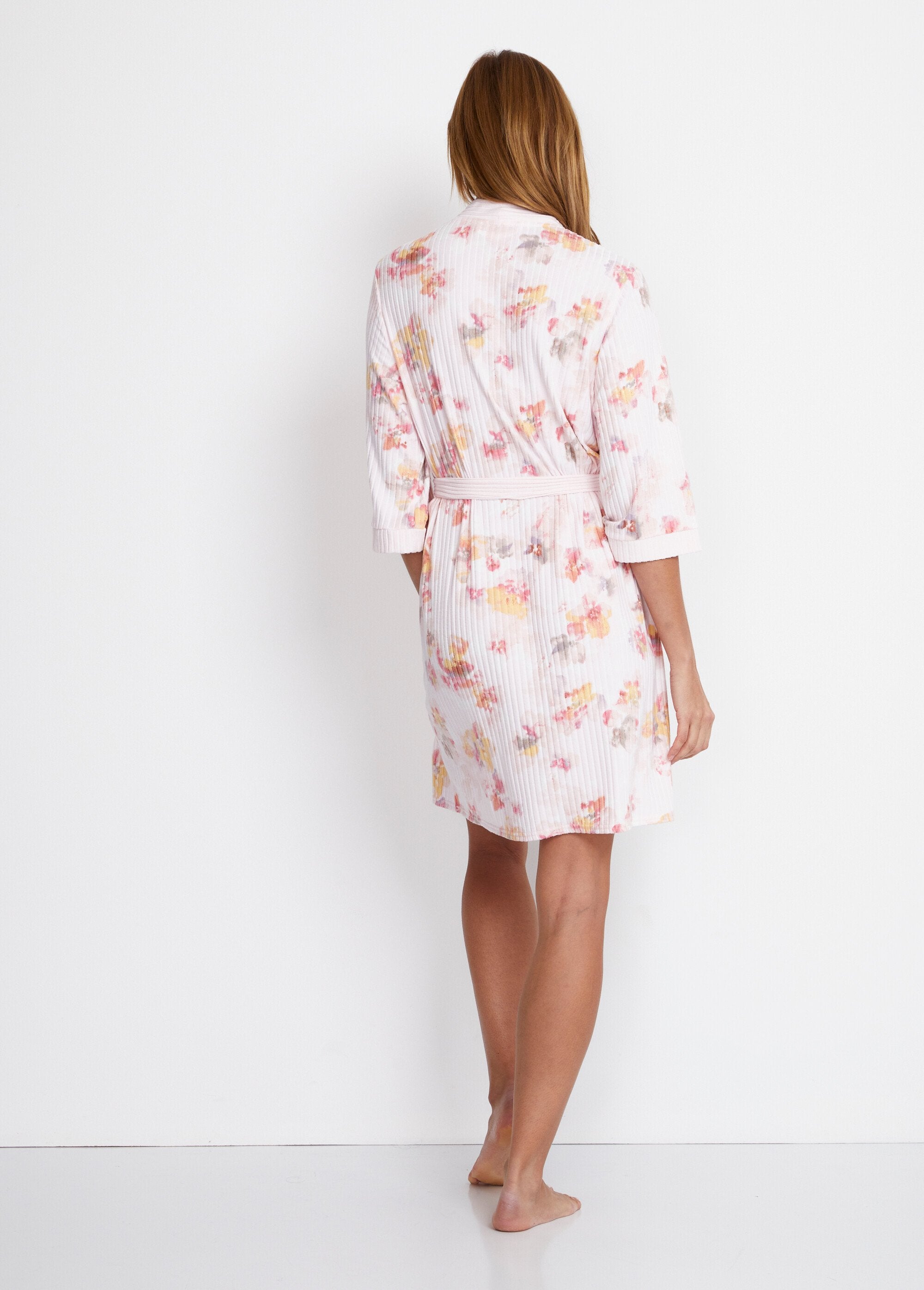 Roupão_de_banho_curto_trespassado_em_malha_canelada_estampada_Fond_rose_DO1_slim