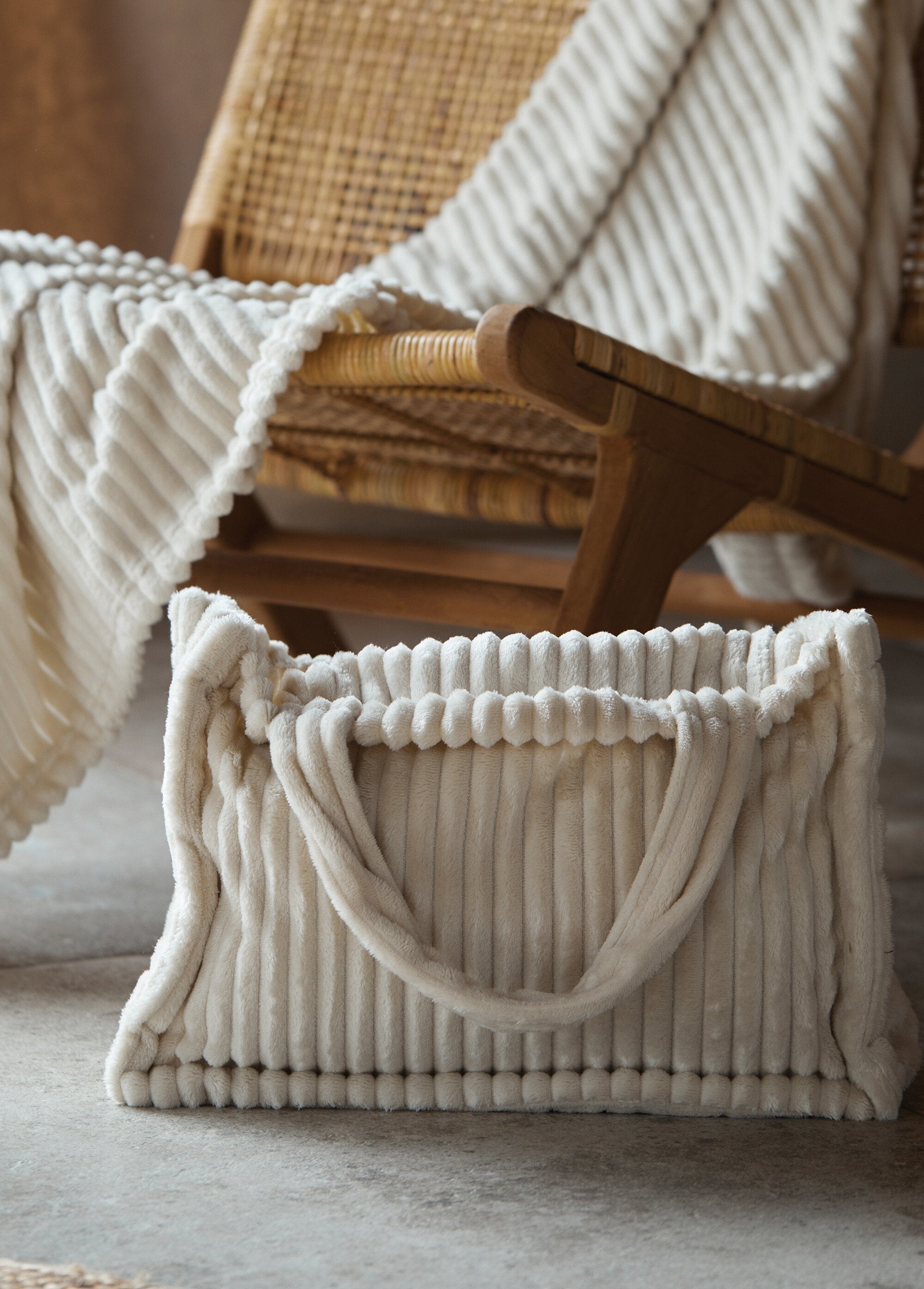 Manta_de_pelúcia_com_efeito_canelado_Ecru_DE1_slim