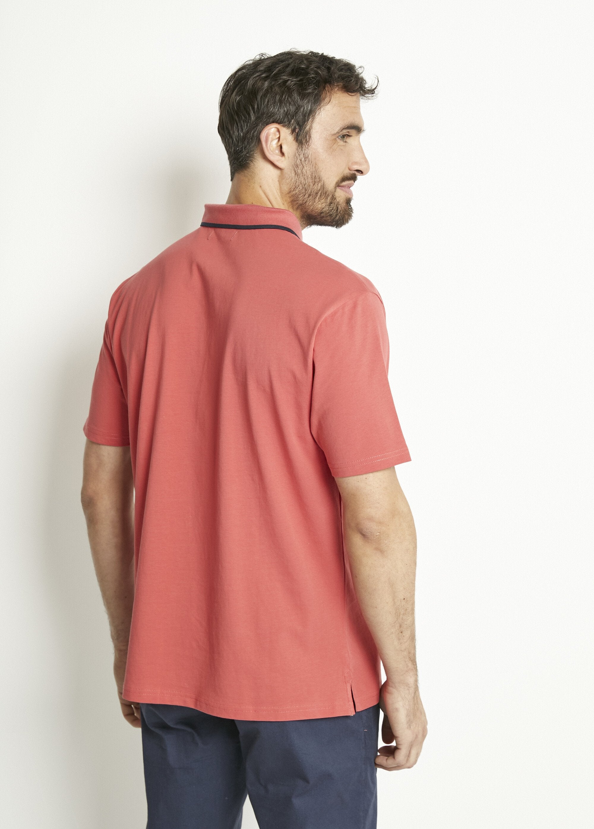 Camisa_polo_de_malha_lisa_com_gola_de_algodão_bicolor_Corail_DO1_slim