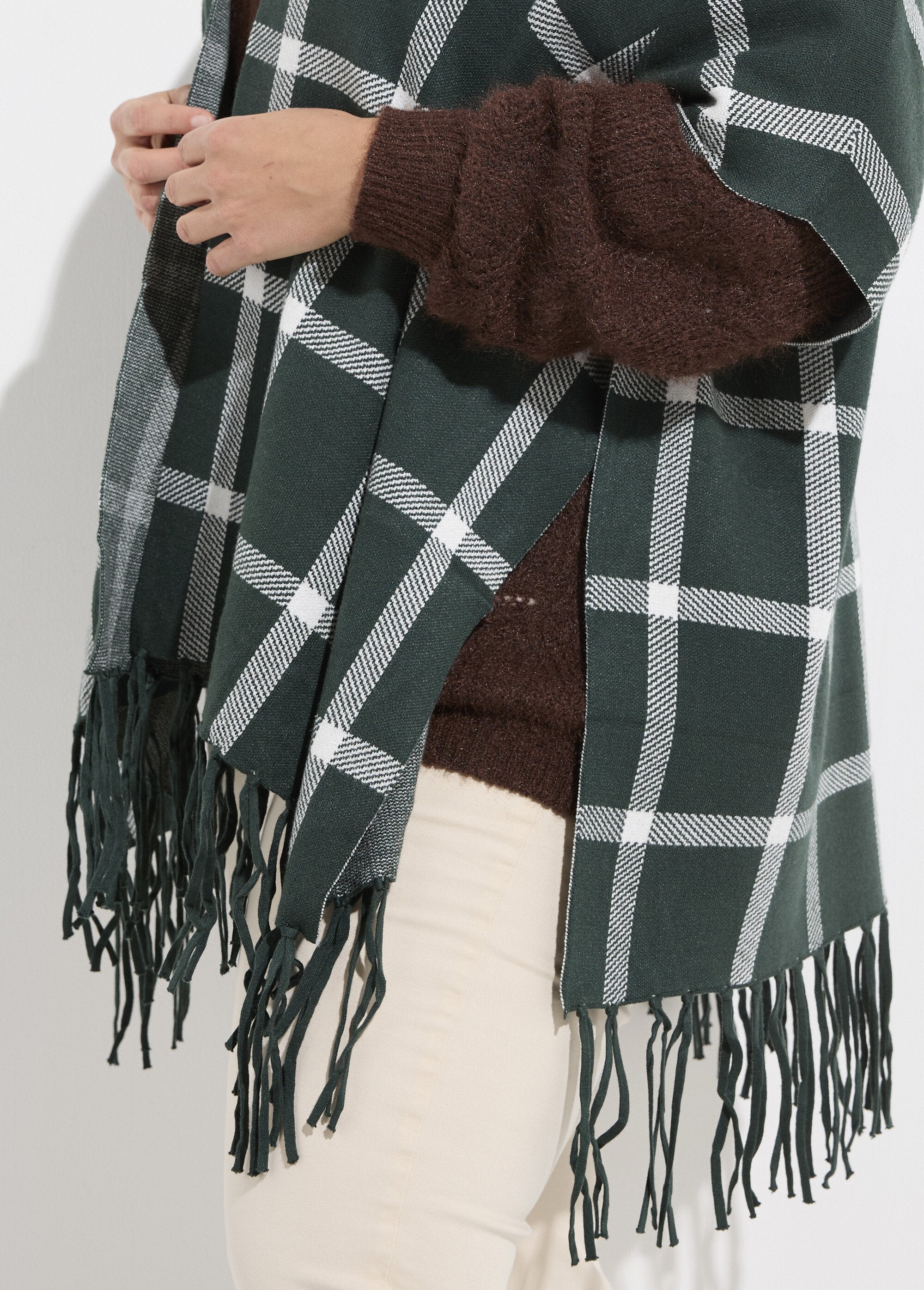 Capa_poncho_em_malha,_padrão_xadrez_Carreaux_vert_DE1_curvy