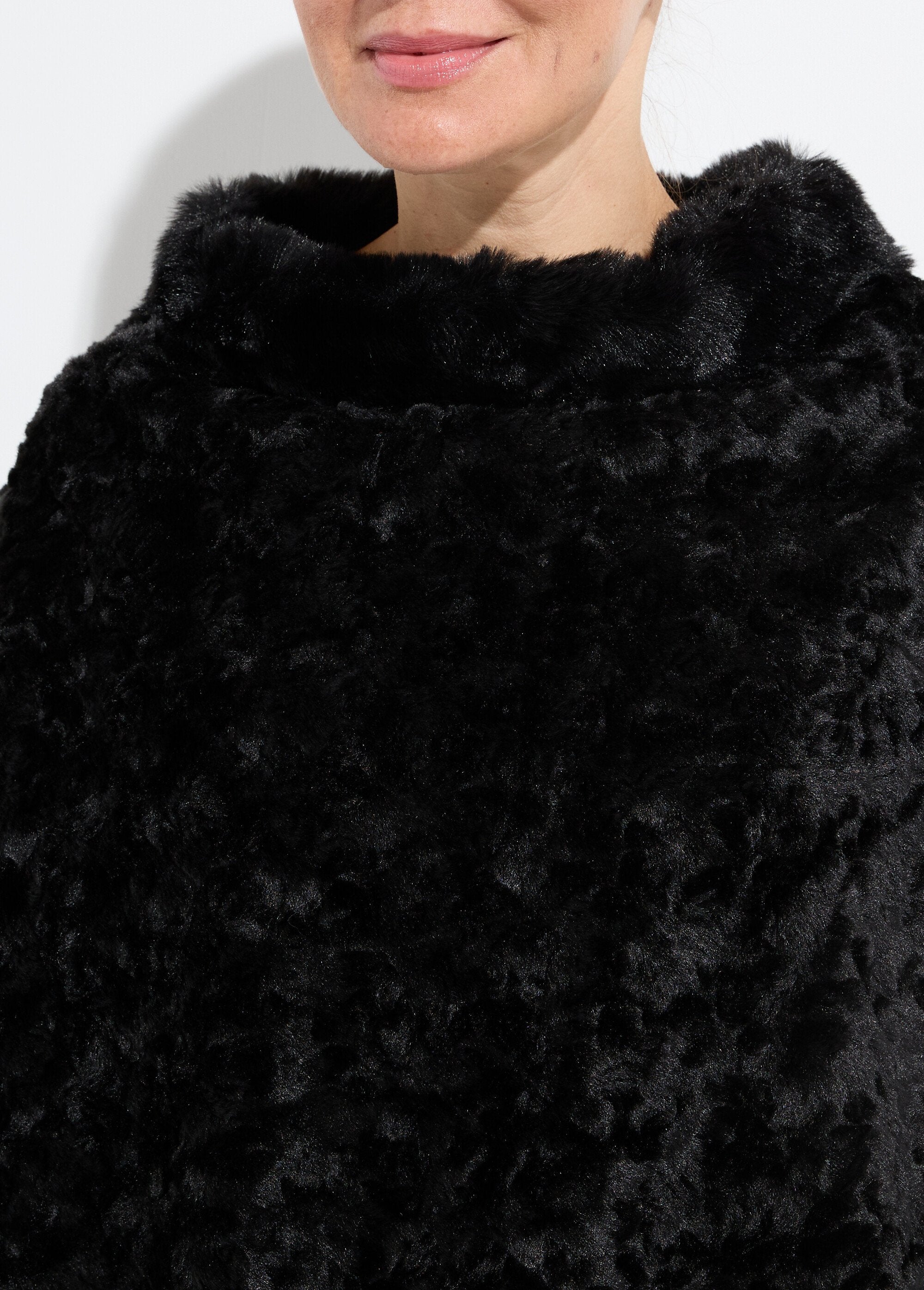 Poncho_de_lã_estilo_Sherpa_com_gola_alta_Noir_DE1_slim