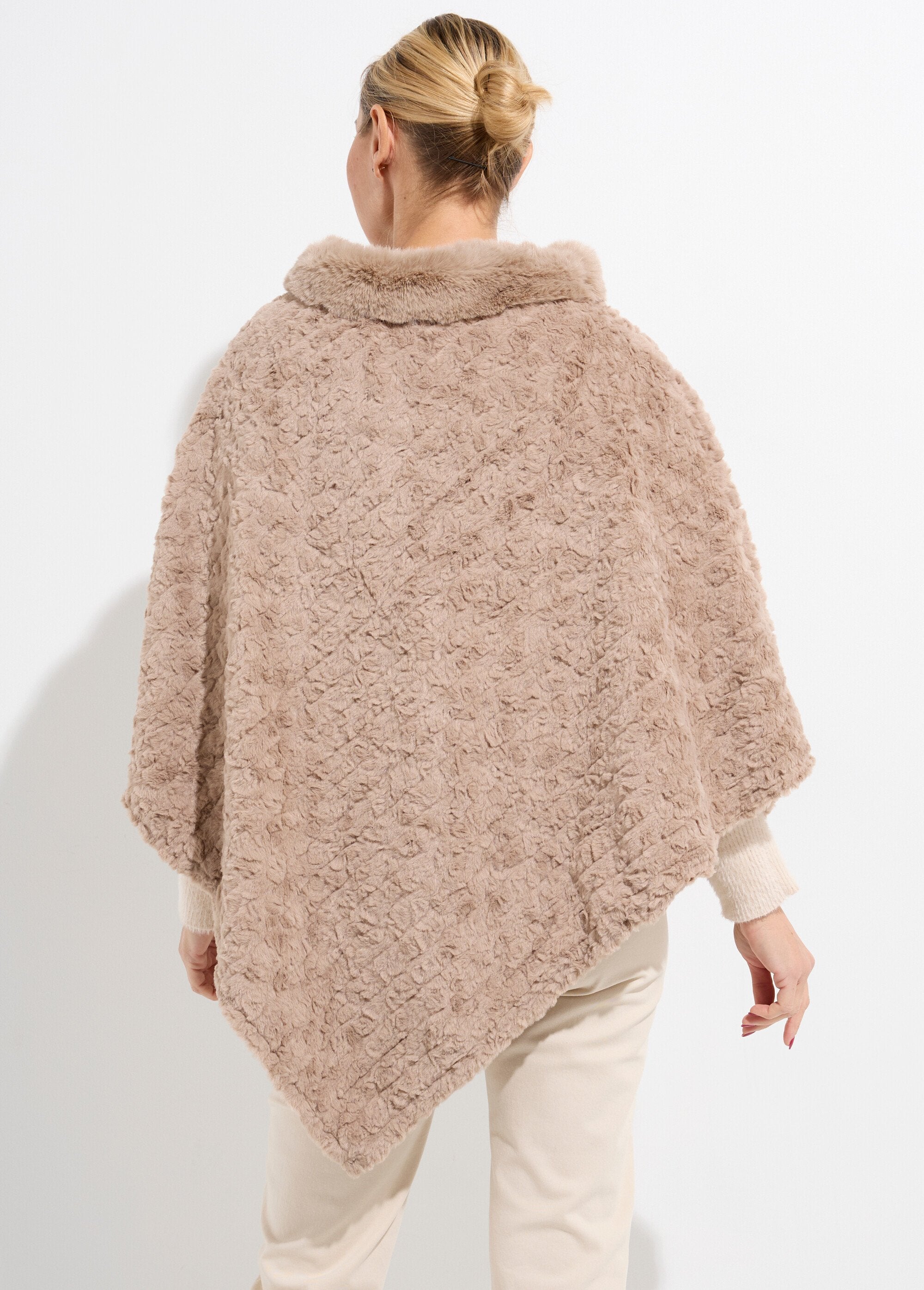 Poncho_de_lã_estilo_Sherpa_com_gola_alta_Taupe_DO1_slim
