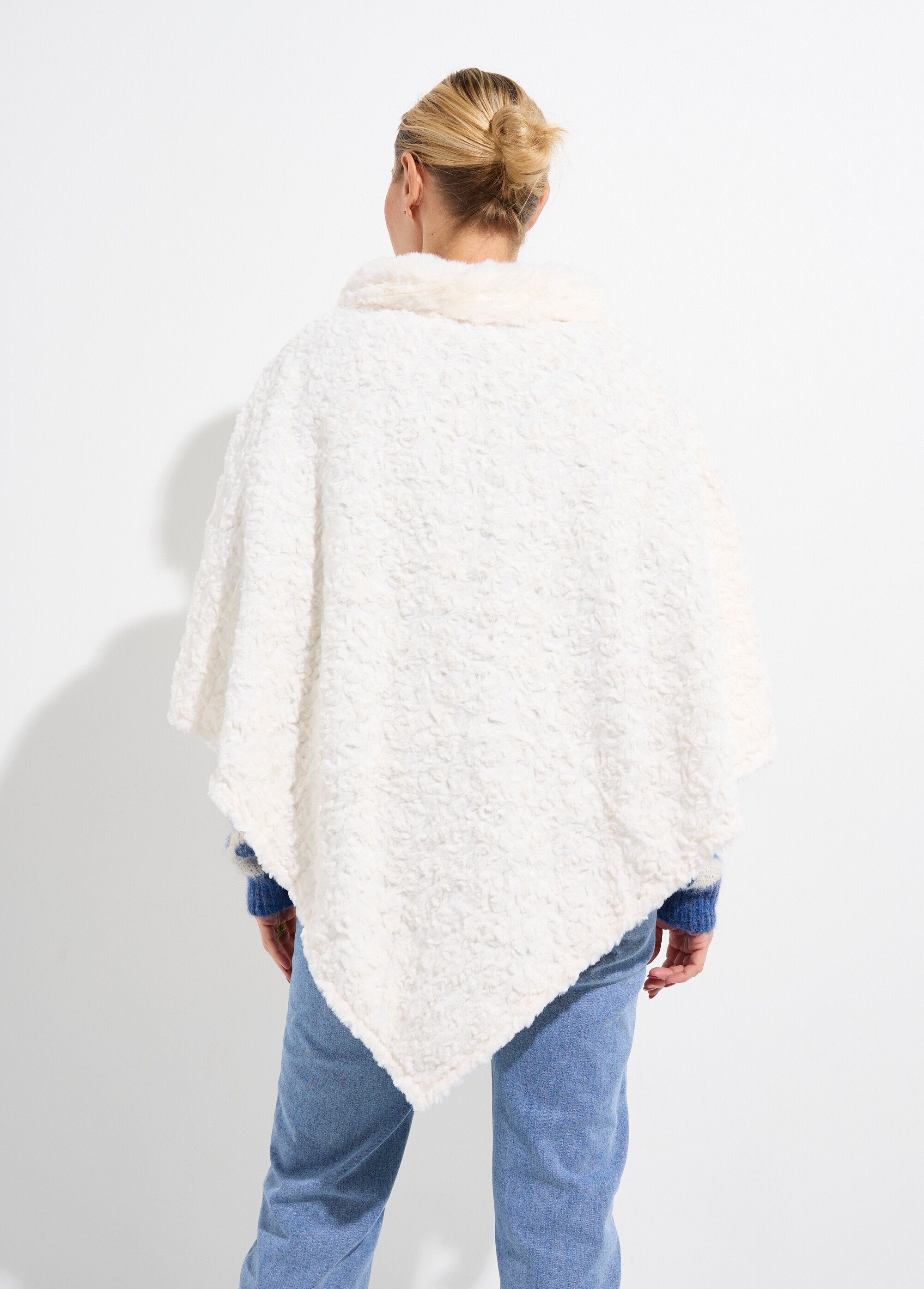 Poncho_de_lã_estilo_Sherpa_com_gola_alta_Ecru_DO1_slim
