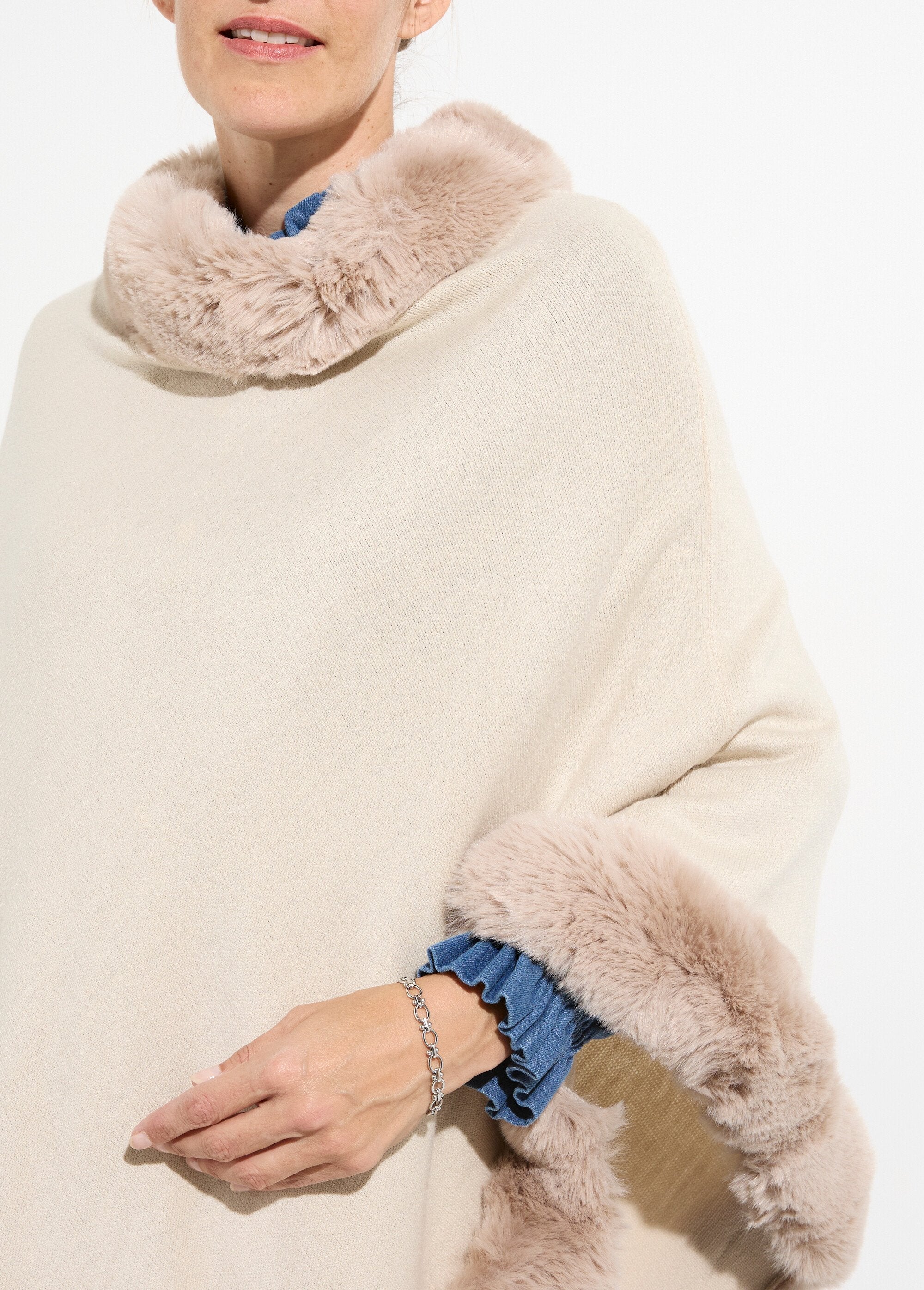 Capa_de_pulôver,_acabamento_em_pele_tom_sobre_tom_Ecru_DE1_slim