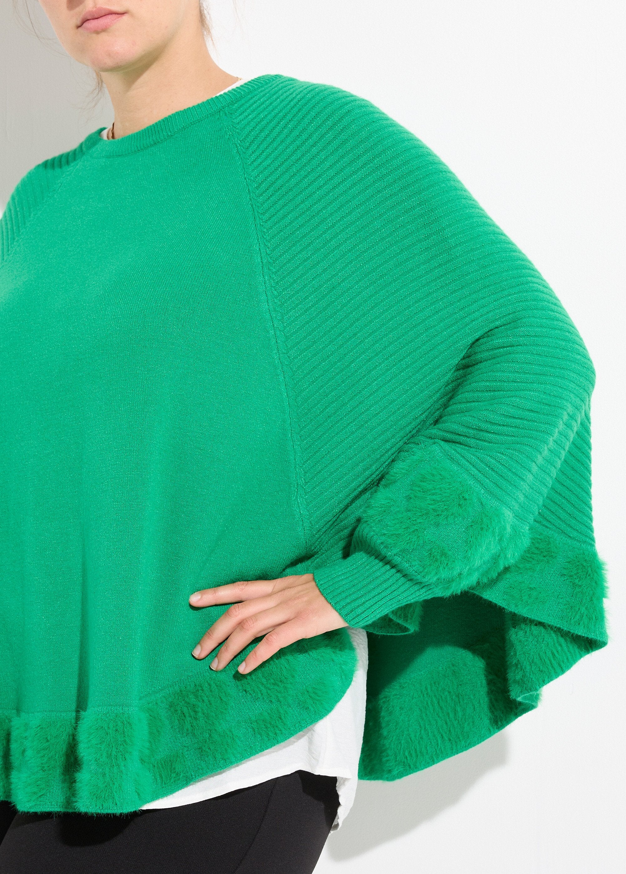 Capa_poncho_de_malha_com_corações_e_gola_redonda_Vert_vif_DE1_curvy