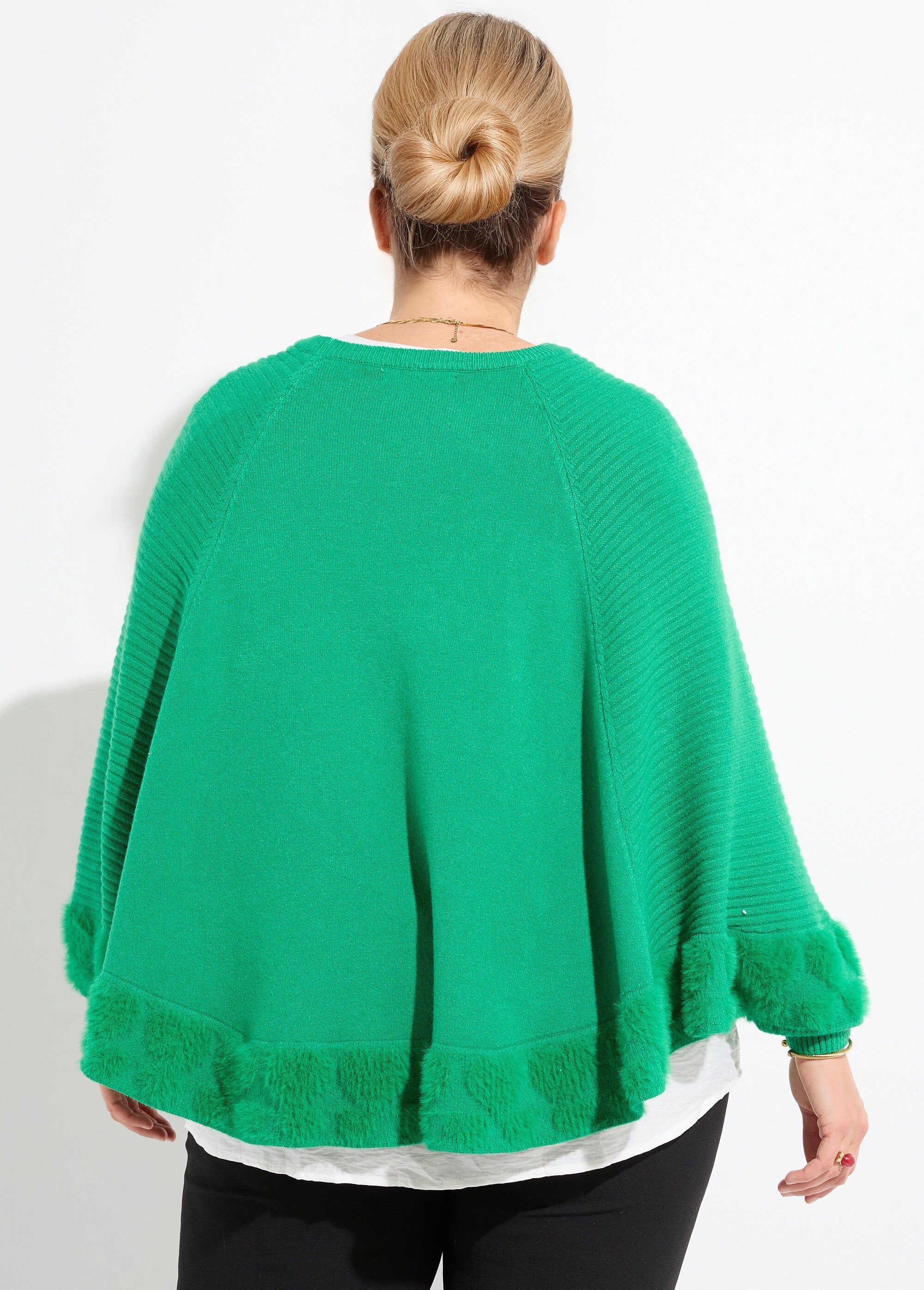 Capa_poncho_de_malha_com_corações_e_gola_redonda_Vert_vif_DO1_curvy