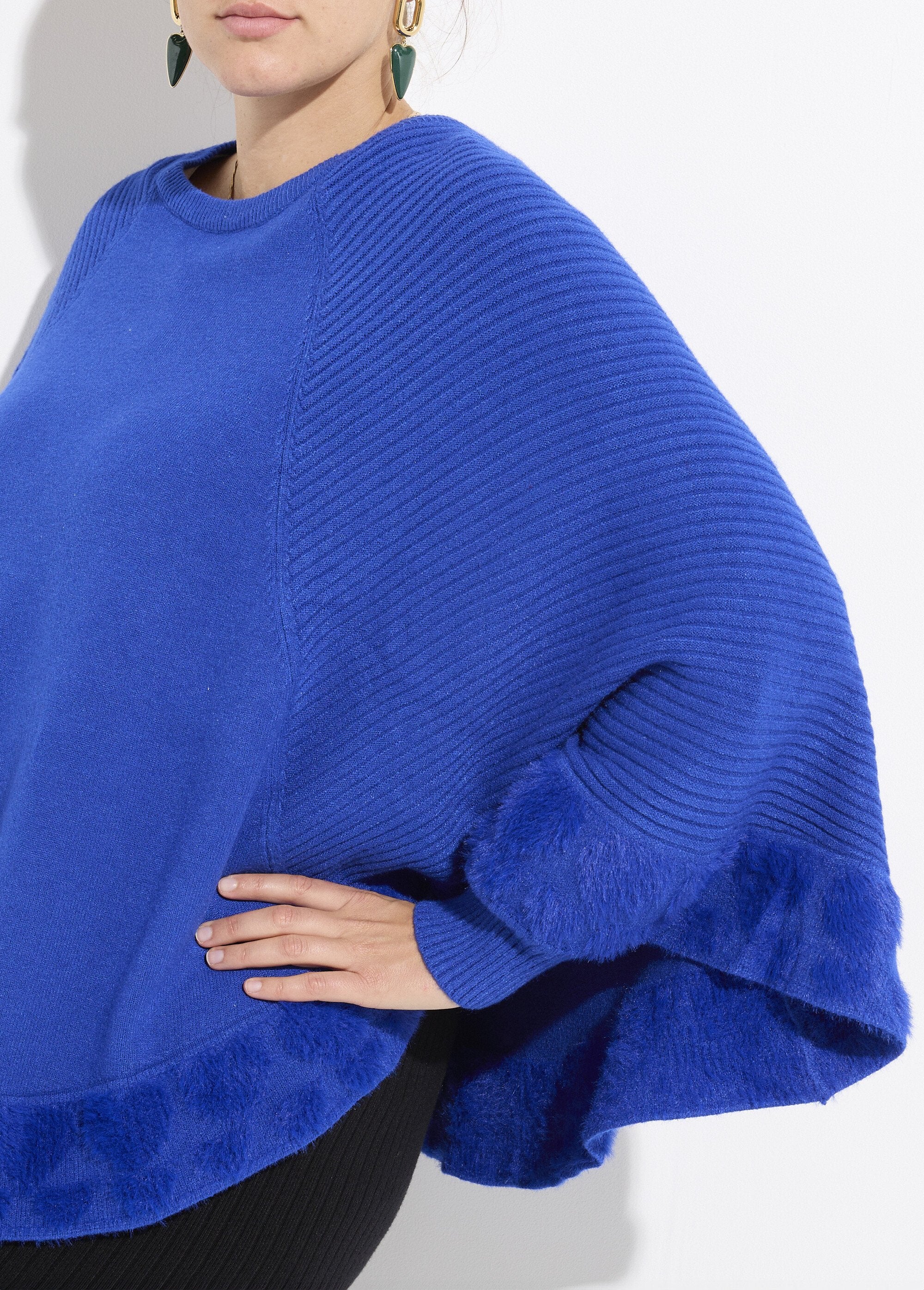 Capa_poncho_de_malha_com_corações_e_gola_redonda_Bleu_vif_DE1_curvy