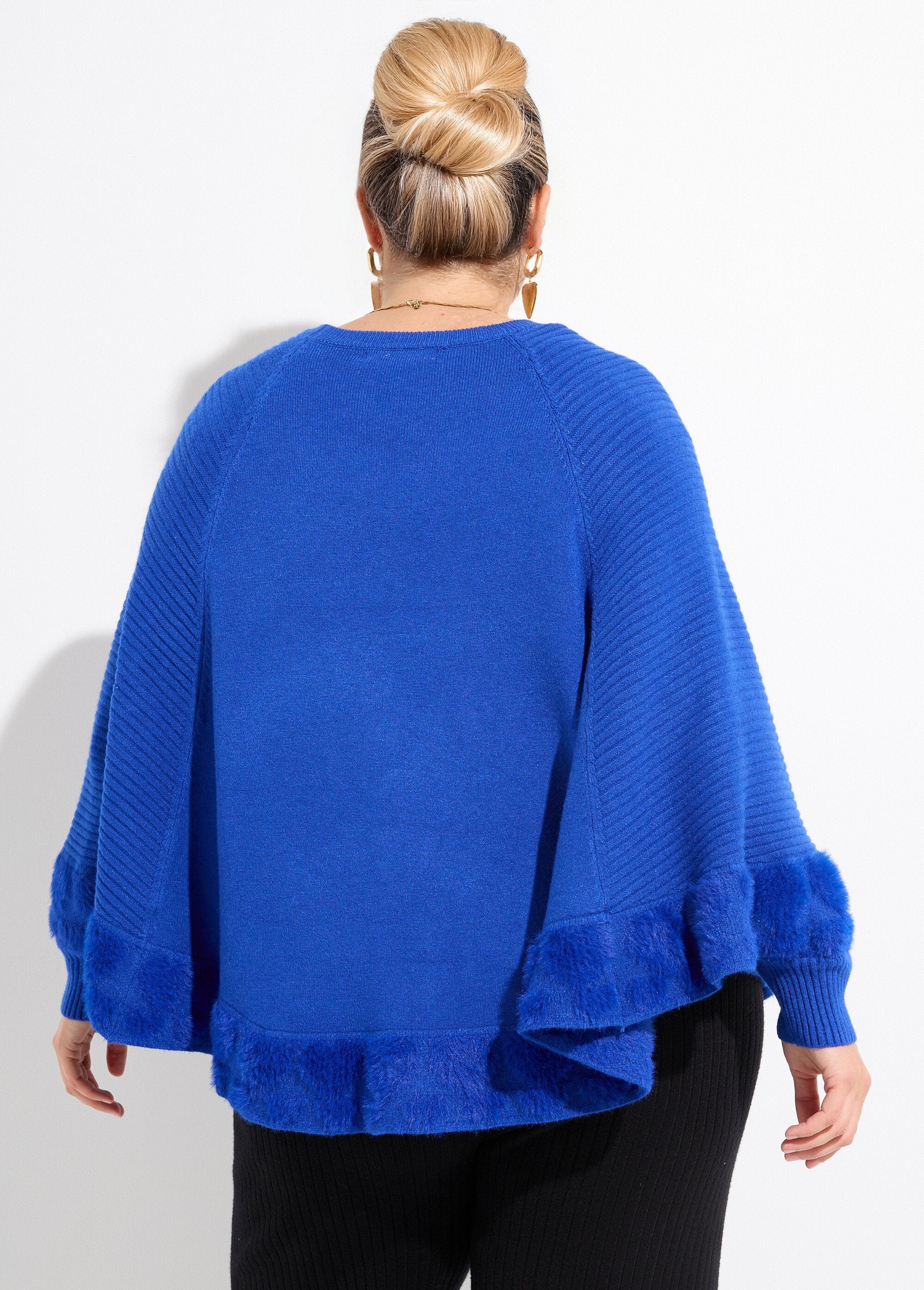 Capa_poncho_de_malha_com_corações_e_gola_redonda_Bleu_vif_DO1_curvy
