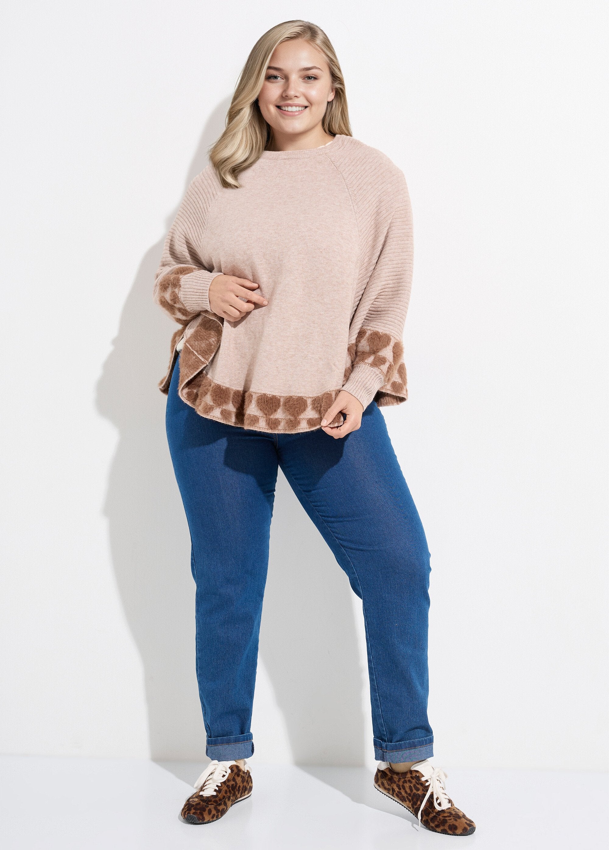 Capa_poncho_de_malha_com_corações_e_gola_redonda_Taupe_SF1_curvy