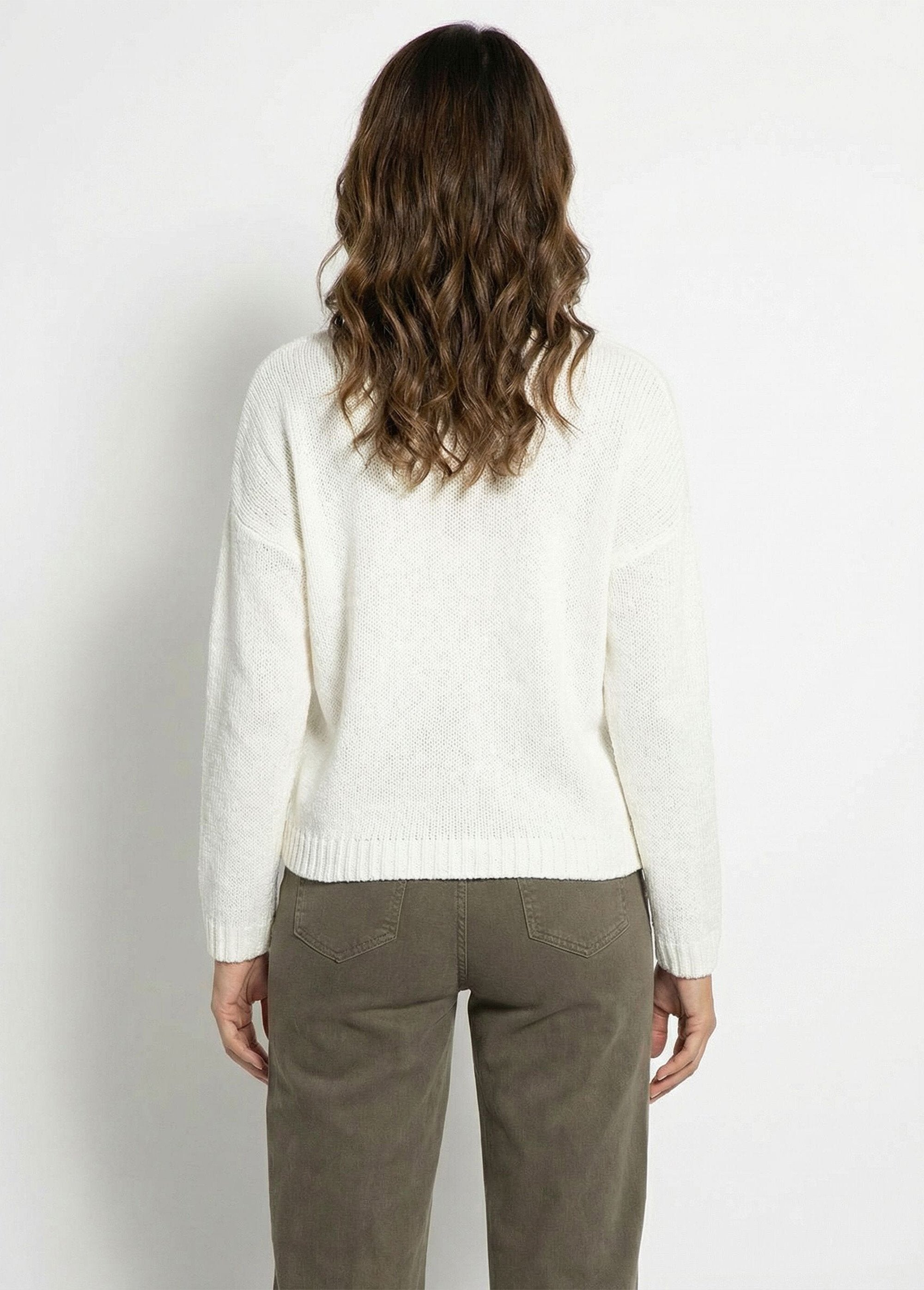 Pull_chaud_col_V_en_maille_avec_mohair_Ecru_DO1_slim