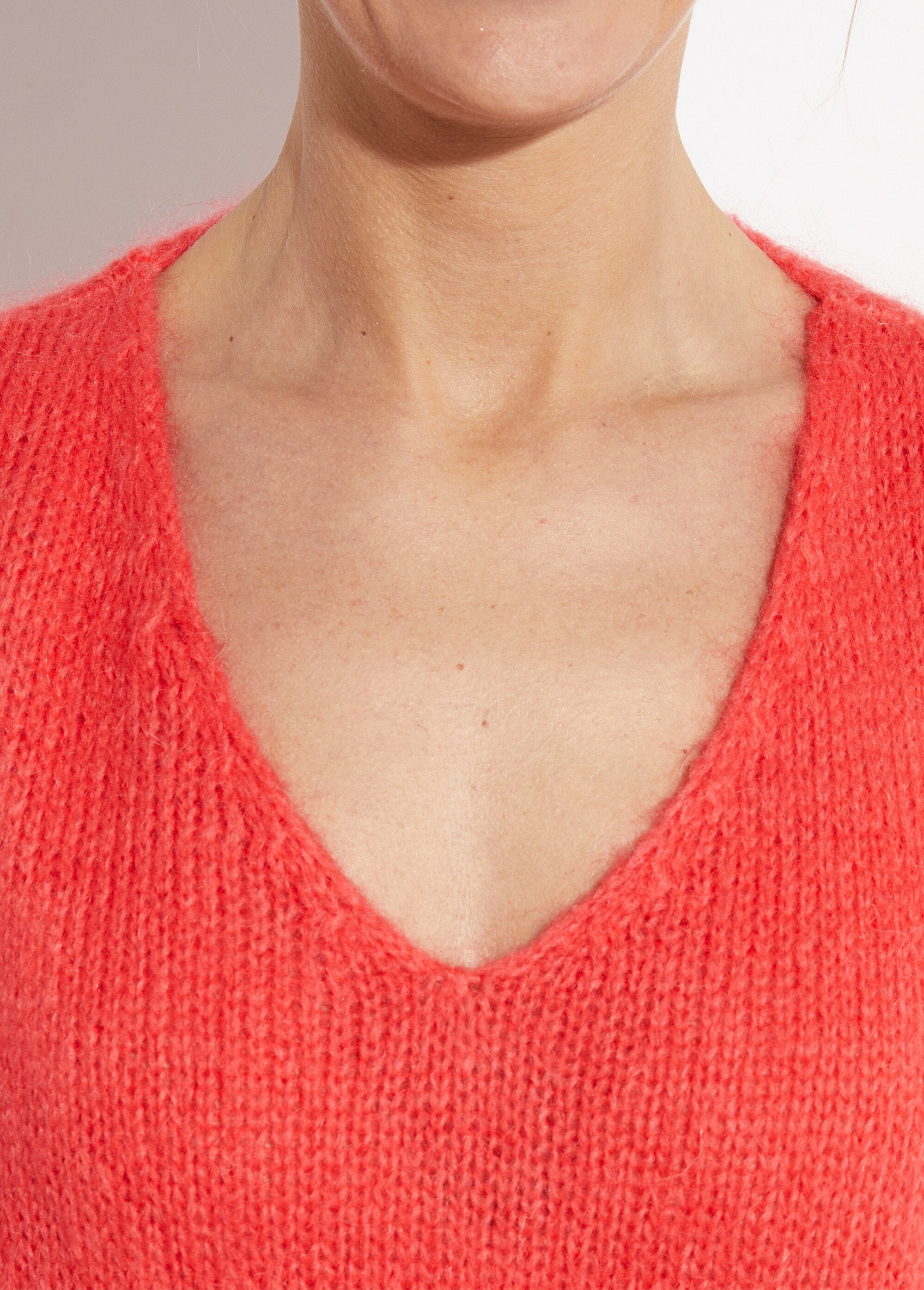 Pull_chaud_col_V_en_maille_avec_mohair_Corail_DE1_slim